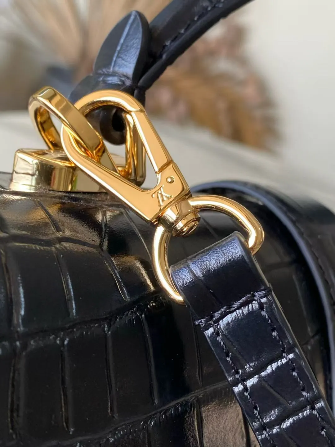 💰2200 "Special Original Leather" N98925 Crocodile Black Medium Rose des Vents medium handbag is made of smooth and grained calfskin to outline elegant lines, embellished with golden LV padlocks to shine. Use the top handle and removable and adjustable shoulder strap to create an elegant elbow or practical cross-body style for everyday travel. Dimensions: length 27 width 11 height 19