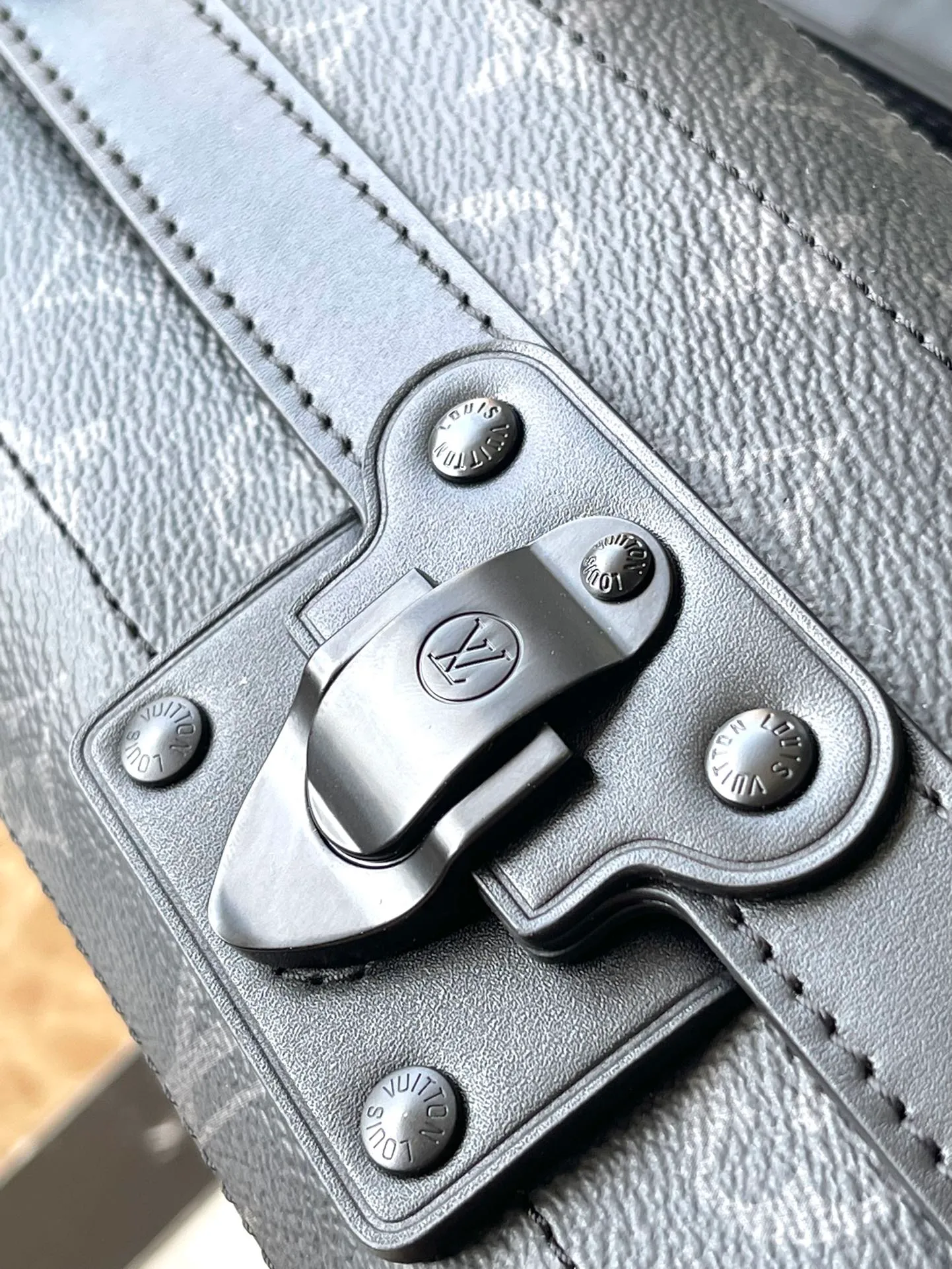💰1400 (Steel Hardware) Top Original Order M11744 Black Flower This Soul Trunk East West handbag is made of Monogram Dust canvas, with reinforced metal corners to show Pharrell Wiliams' respect for the brand's traditional hard box. Magnetic closure provides easy access to the main compartment, while removable leather handles and a removable and adjustable shoulder strap allow for hand, shoulder or cross-body wear. Dimensions: 29 × 17.5 × 10 cm