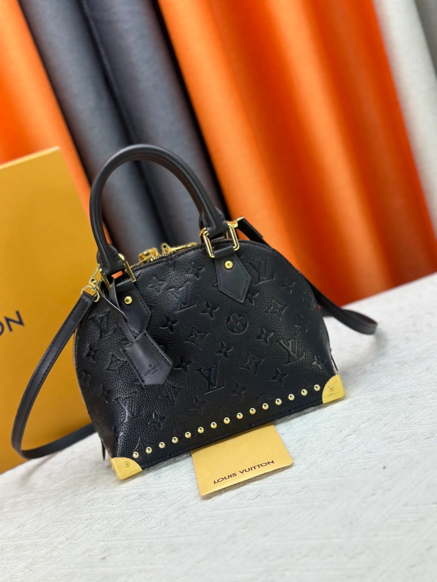 P280 upgraded original M53153 M53152 Louis Vuitton's iconic handbag, one of the most structured and structured. Its prototype is a piece designed by Gaston Vuitton and named after the Alma Bridge, which connects two adjacent fashionable districts in Paris. Signature Monogram canvas gives it a classic feel. Dimensions: 25 x 19 x 12 (length x height x width)