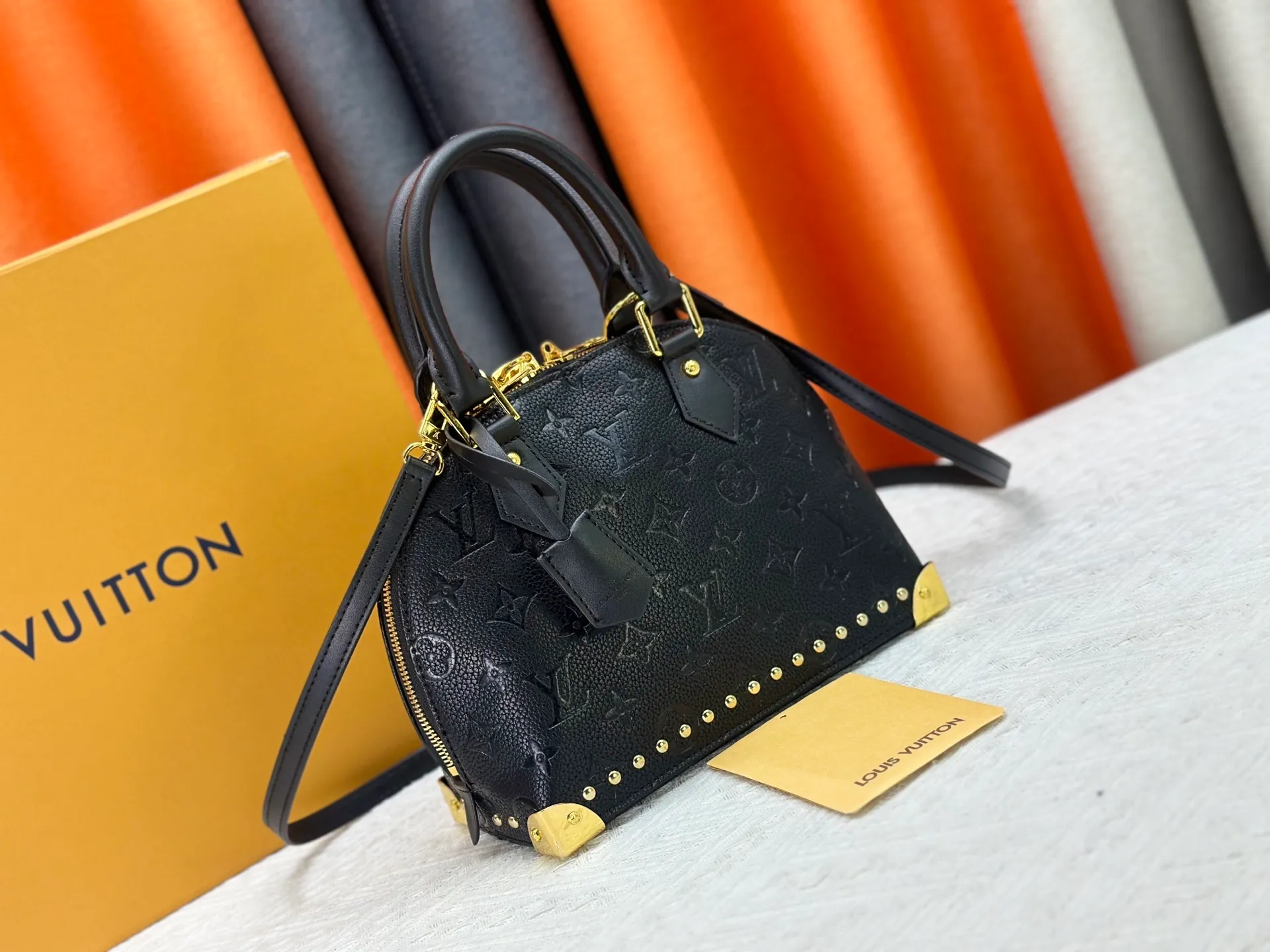 P280 upgraded original M53153 M53152 Louis Vuitton's iconic handbag, one of the most structured and structured. Its prototype is a piece designed by Gaston Vuitton and named after the Alma Bridge, which connects two adjacent fashionable districts in Paris. Signature Monogram canvas gives it a classic feel. Dimensions: 25 x 19 x 12 (length x height x width)