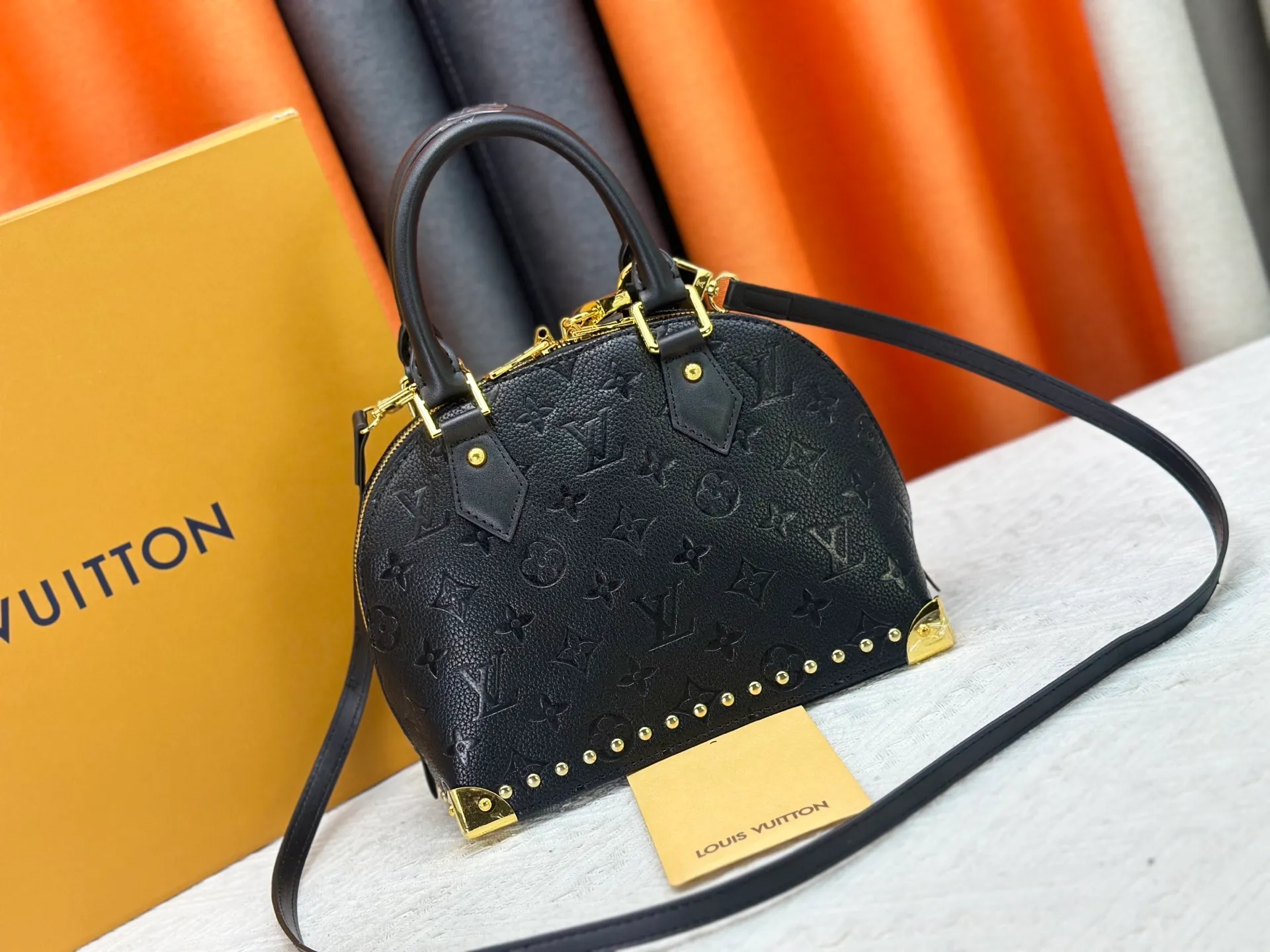 P280 upgraded original M53153 M53152 Louis Vuitton's iconic handbag, one of the most structured and structured. Its prototype is a piece designed by Gaston Vuitton and named after the Alma Bridge, which connects two adjacent fashionable districts in Paris. Signature Monogram canvas gives it a classic feel. Dimensions: 25 x 19 x 12 (length x height x width)