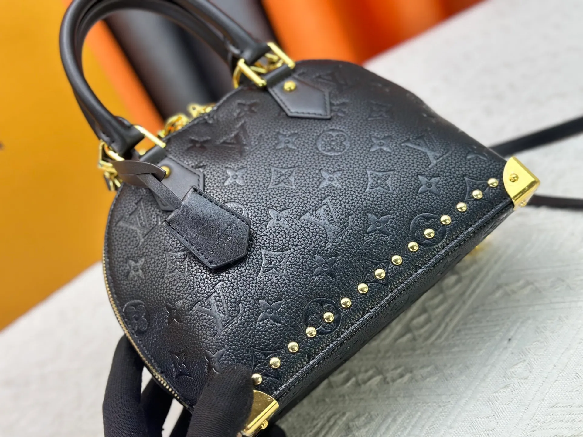 P280 upgraded original M53153 M53152 Louis Vuitton's iconic handbag, one of the most structured and structured. Its prototype is a piece designed by Gaston Vuitton and named after the Alma Bridge, which connects two adjacent fashionable districts in Paris. Signature Monogram canvas gives it a classic feel. Dimensions: 25 x 19 x 12 (length x height x width)