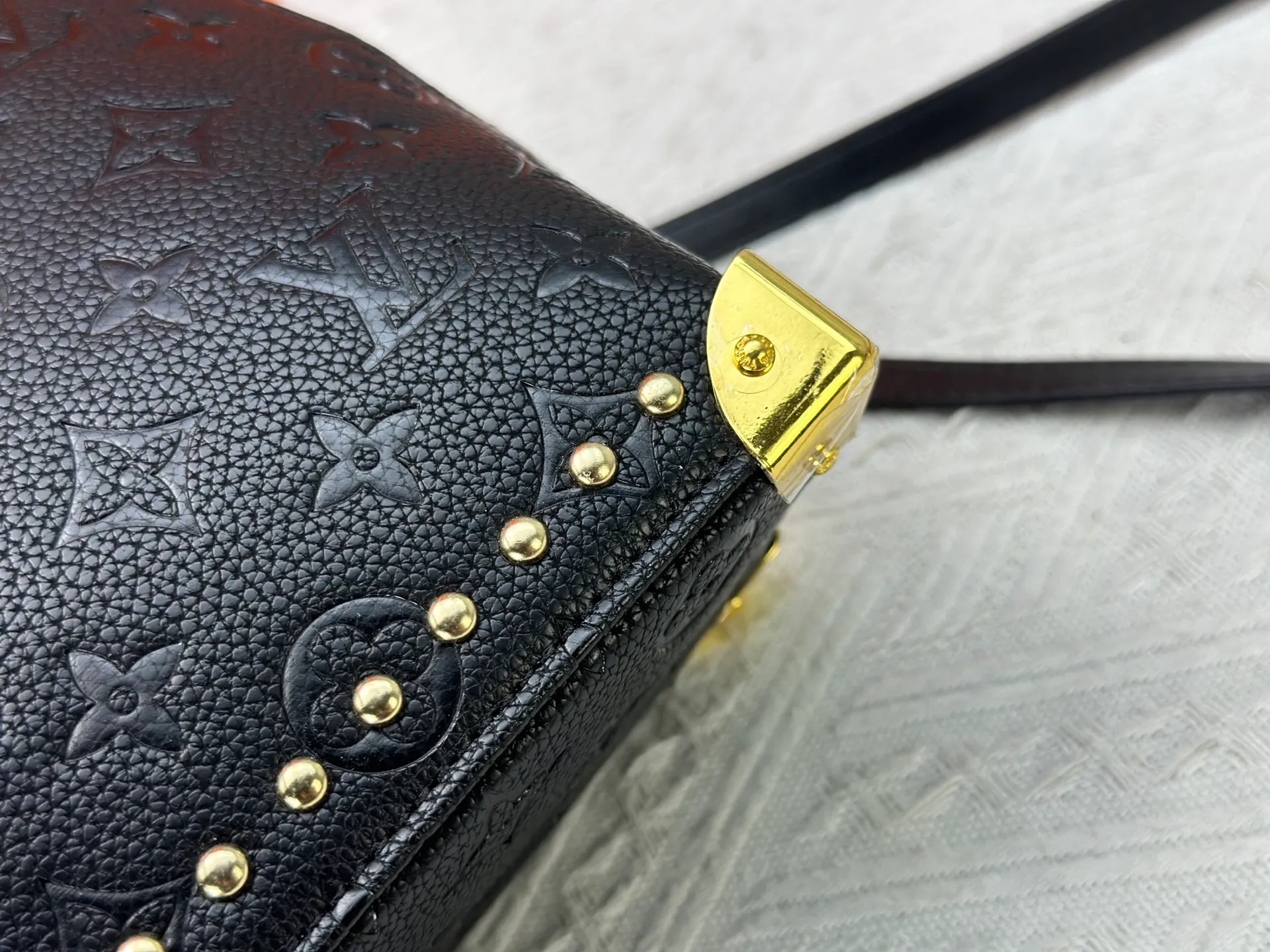 P280 upgraded original M53153 M53152 Louis Vuitton's iconic handbag, one of the most structured and structured. Its prototype is a piece designed by Gaston Vuitton and named after the Alma Bridge, which connects two adjacent fashionable districts in Paris. Signature Monogram canvas gives it a classic feel. Dimensions: 25 x 19 x 12 (length x height x width)