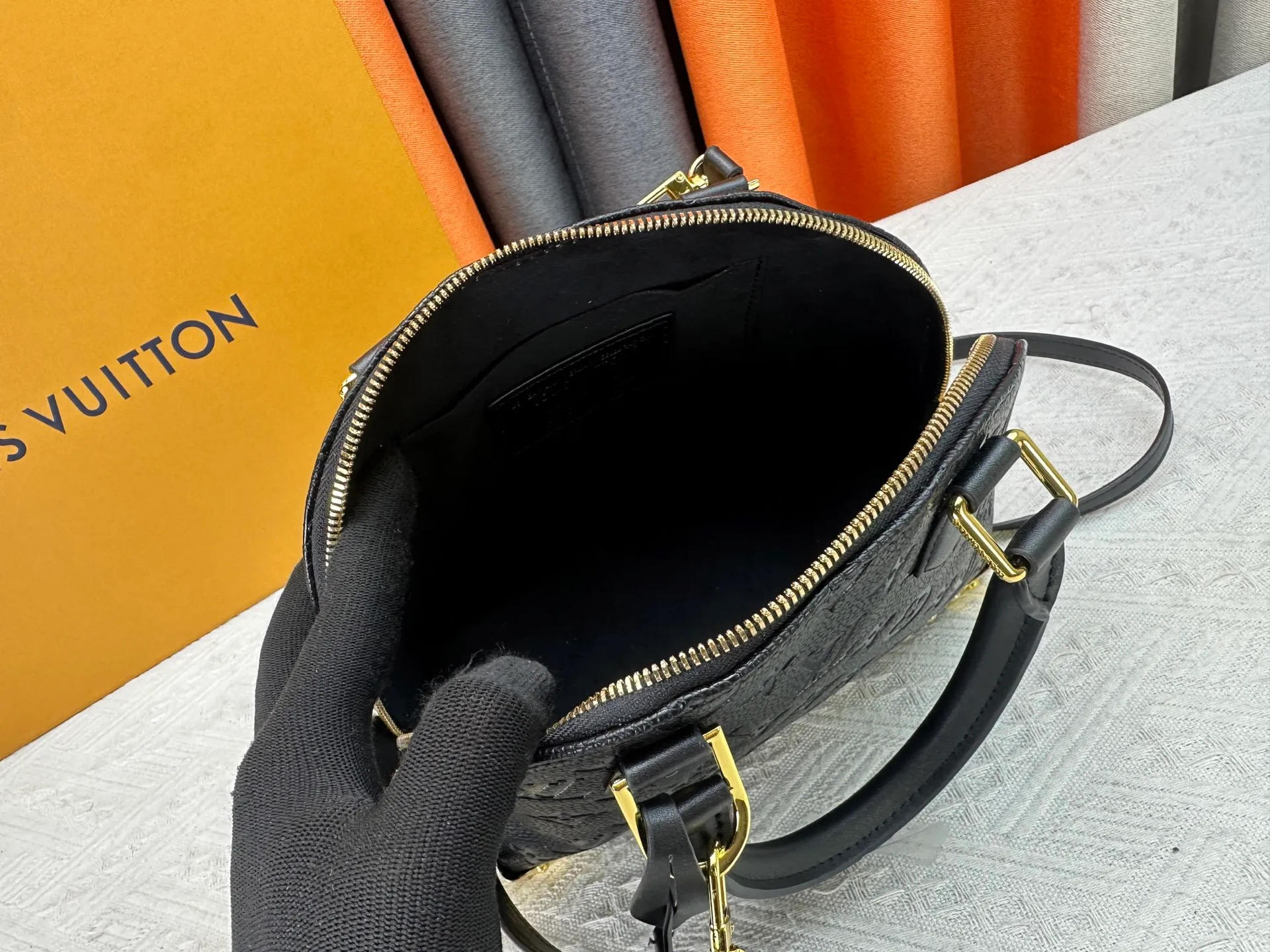 P280 upgraded original M53153 M53152 Louis Vuitton's iconic handbag, one of the most structured and structured. Its prototype is a piece designed by Gaston Vuitton and named after the Alma Bridge, which connects two adjacent fashionable districts in Paris. Signature Monogram canvas gives it a classic feel. Dimensions: 25 x 19 x 12 (length x height x width)