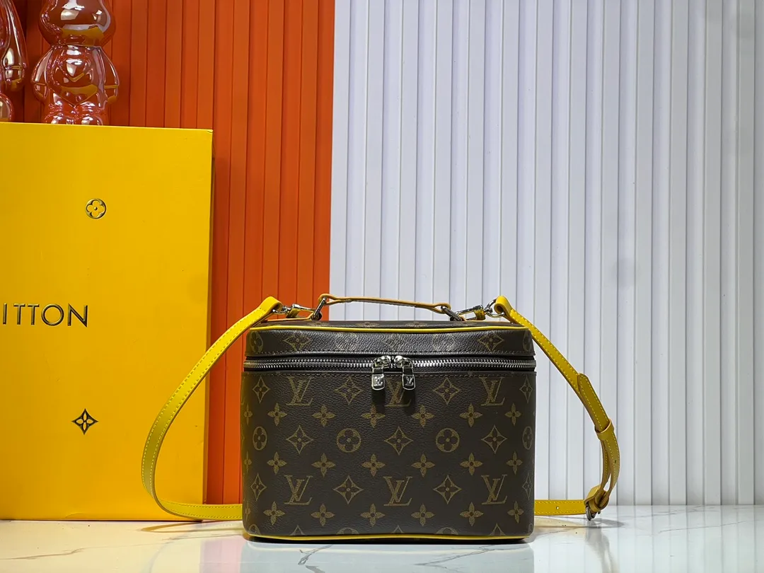 Batch 300💰Upgraded original version ✨M42265 This model is inspired by the iconic Nice cosmetic bag. This elegant toiletry bag is a personalized choice for carrying basic beauty products. A hidden zip pocket on the inside of the flap can store especially valuable personal items. - Top woven handle - Monogram coated canvas fabric - Louis Vuitton special coated canvas washable lining - Natural cowhide leather trim - Gold metal hardware - Double-layer zipper closure - Large capacity inside the bag - Zippered pocket on the inside of the flap - Several patch pockets inside - size 24×14×17.
