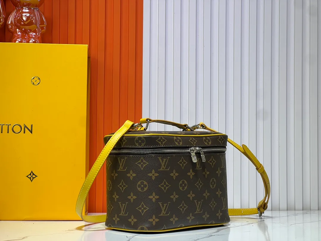 Batch 300💰Upgraded original version ✨M42265 This model is inspired by the iconic Nice cosmetic bag. This elegant toiletry bag is a personalized choice for carrying basic beauty products. A hidden zip pocket on the inside of the flap can store especially valuable personal items. - Top woven handle - Monogram coated canvas fabric - Louis Vuitton special coated canvas washable lining - Natural cowhide leather trim - Gold metal hardware - Double-layer zipper closure - Large capacity inside the bag - Zippered pocket on the inside of the flap - Several patch pockets inside - size 24×14×17.