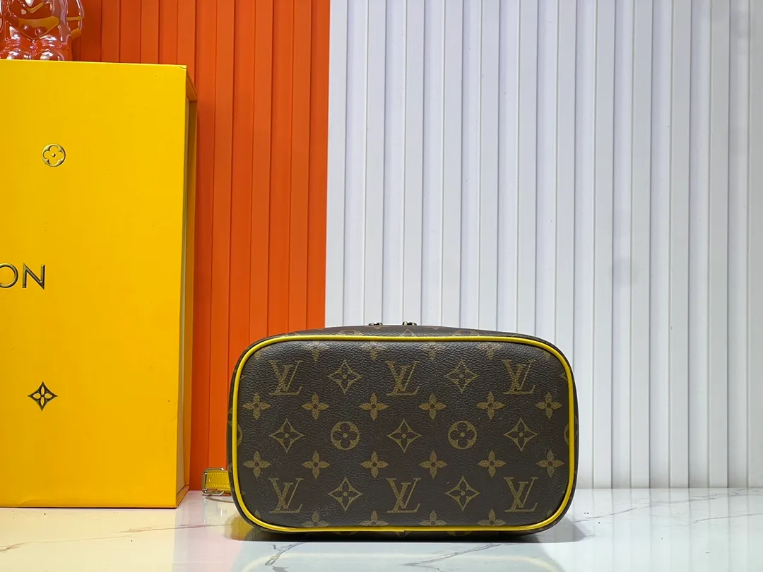 Batch 300💰Upgraded original version ✨M42265 This model is inspired by the iconic Nice cosmetic bag. This elegant toiletry bag is a personalized choice for carrying basic beauty products. A hidden zip pocket on the inside of the flap can store especially valuable personal items. - Top woven handle - Monogram coated canvas fabric - Louis Vuitton special coated canvas washable lining - Natural cowhide leather trim - Gold metal hardware - Double-layer zipper closure - Large capacity inside the bag - Zippered pocket on the inside of the flap - Several patch pockets inside - size 24×14×17.
