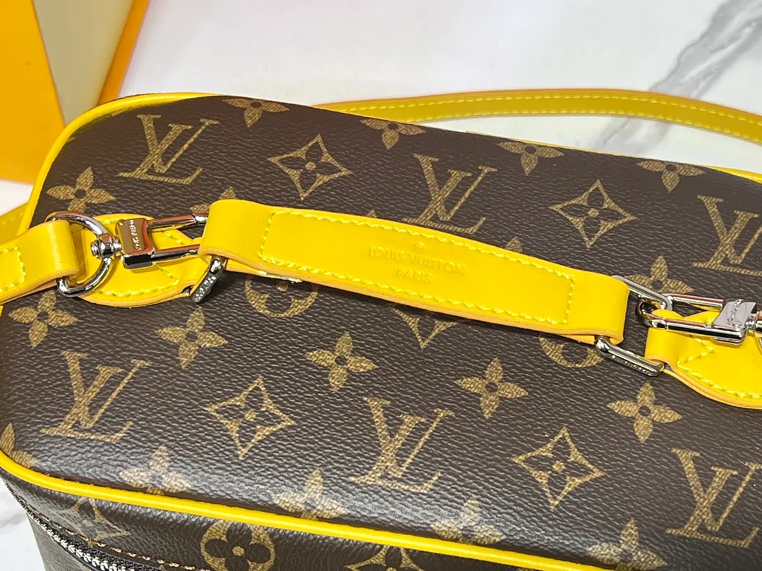 Batch 300💰Upgraded original version ✨M42265 This model is inspired by the iconic Nice cosmetic bag. This elegant toiletry bag is a personalized choice for carrying basic beauty products. A hidden zip pocket on the inside of the flap can store especially valuable personal items. - Top woven handle - Monogram coated canvas fabric - Louis Vuitton special coated canvas washable lining - Natural cowhide leather trim - Gold metal hardware - Double-layer zipper closure - Large capacity inside the bag - Zippered pocket on the inside of the flap - Several patch pockets inside - size 24×14×17.