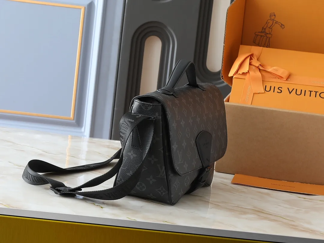 💰280💰Upgraded original M46685 men's messenger bag series Montsouris messenger bag This spacious Montsouris messenger bag is made of soft calfskin, embellished with the brand's Epi embossed pattern, and has a modern style. The bag is equipped with multiple pockets and compartments for easy access to essentials, and features a signature textile shoulder strap and a buckle sourced from the archives, reflecting the distinctive Louis Vuitton style. The design is lightweight and soft, making it perfect for cross-body carry. Dimensions: 34 x 19 x 11 cm
