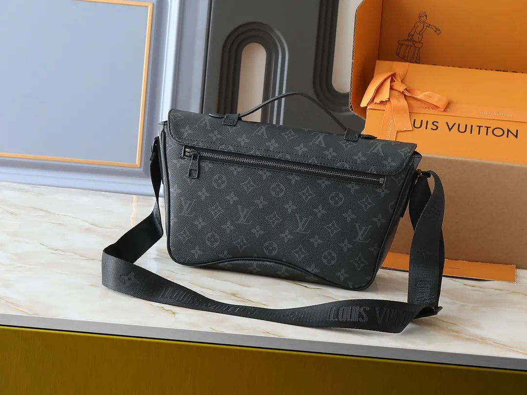 💰280💰Upgraded original M46685 men's messenger bag series Montsouris messenger bag This spacious Montsouris messenger bag is made of soft calfskin, embellished with the brand's Epi embossed pattern, and has a modern style. The bag is equipped with multiple pockets and compartments for easy access to essentials, and features a signature textile shoulder strap and a buckle sourced from the archives, reflecting the distinctive Louis Vuitton style. The design is lightweight and soft, making it perfect for cross-body carry. Dimensions: 34 x 19 x 11 cm