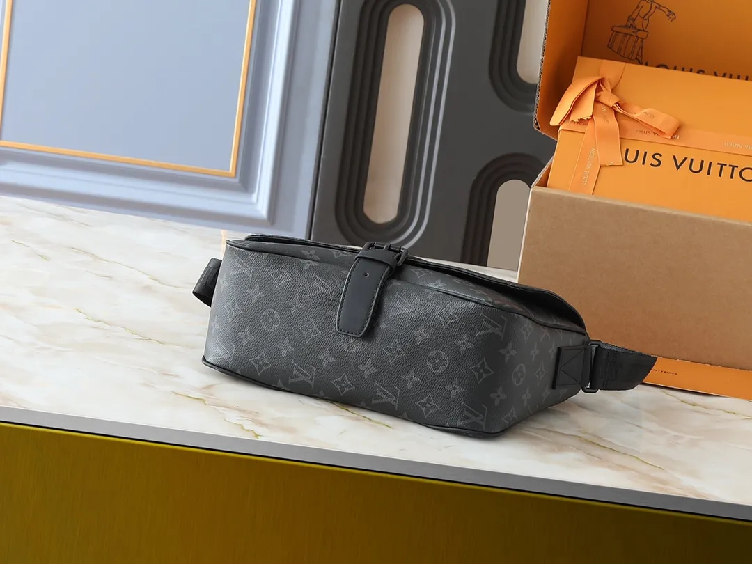 💰280💰Upgraded original M46685 men's messenger bag series Montsouris messenger bag This spacious Montsouris messenger bag is made of soft calfskin, embellished with the brand's Epi embossed pattern, and has a modern style. The bag is equipped with multiple pockets and compartments for easy access to essentials, and features a signature textile shoulder strap and a buckle sourced from the archives, reflecting the distinctive Louis Vuitton style. The design is lightweight and soft, making it perfect for cross-body carry. Dimensions: 34 x 19 x 11 cm