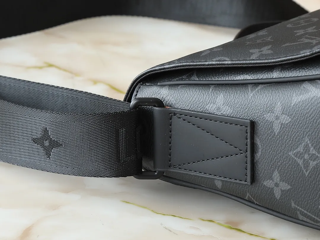 💰280💰Upgraded original M46685 men's messenger bag series Montsouris messenger bag This spacious Montsouris messenger bag is made of soft calfskin, embellished with the brand's Epi embossed pattern, and has a modern style. The bag is equipped with multiple pockets and compartments for easy access to essentials, and features a signature textile shoulder strap and a buckle sourced from the archives, reflecting the distinctive Louis Vuitton style. The design is lightweight and soft, making it perfect for cross-body carry. Dimensions: 34 x 19 x 11 cm