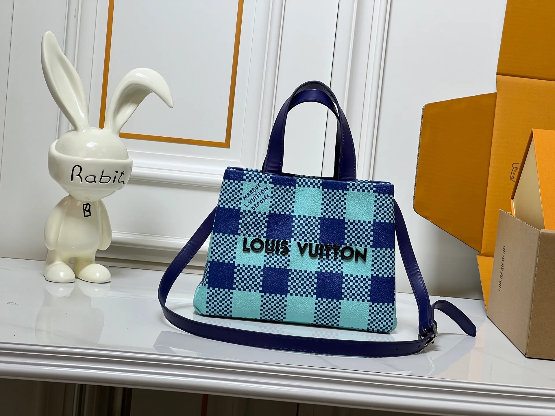 Batch 260💰M13940 Brown Grain Gradient Pink Gradient Blue Khaki Colored Plaid Black Plaid Presbyopia Orange Black Green Pink PHARREL and NIGO collection’s joint series Top original order This Shopper medium handbag draws inspiration from Louis Vuitton shopping bags, with the words Louis Vuitton and Maison Fondée En 1854 written on soft cow leather, with top handles and detachable shoulder straps. 25x19x11 • Cow leather • Cow leather trim • Textile lining • Metal hardware • Musketon closure • Main compartment • Zip pocket • Double patch pockets • Handles: Double handle