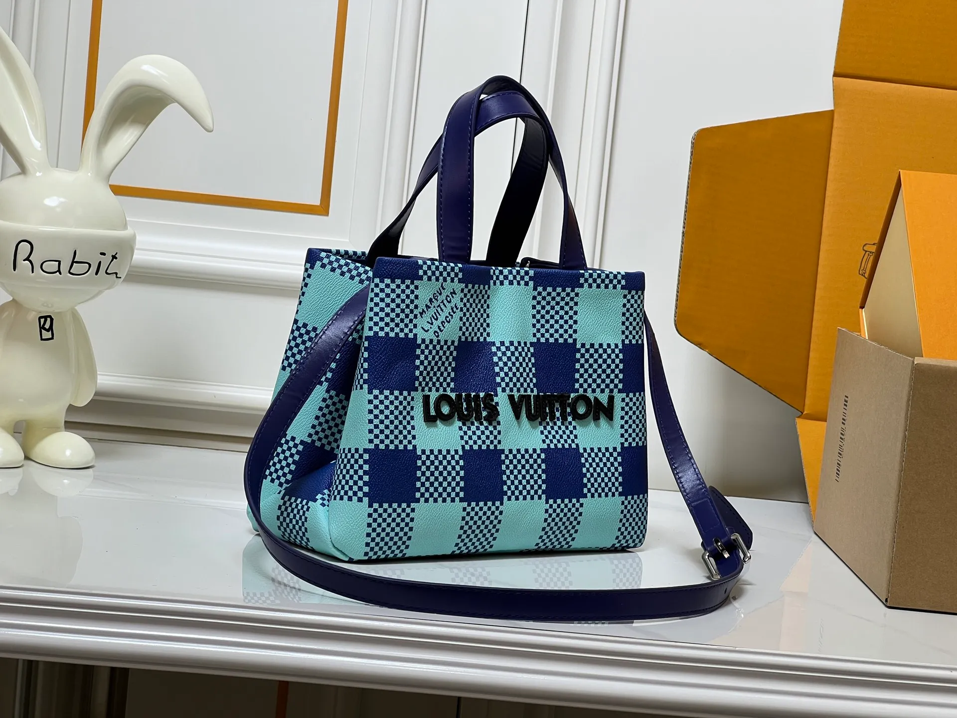 Batch 260💰M13940 Brown Grain Gradient Pink Gradient Blue Khaki Colored Plaid Black Plaid Presbyopia Orange Black Green Pink PHARREL and NIGO collection’s joint series Top original order This Shopper medium handbag draws inspiration from Louis Vuitton shopping bags, with the words Louis Vuitton and Maison Fondée En 1854 written on soft cow leather, with top handles and detachable shoulder straps. 25x19x11 • Cow leather • Cow leather trim • Textile lining • Metal hardware • Musketon closure • Main compartment • Zip pocket • Double patch pockets • Handles: Double handle