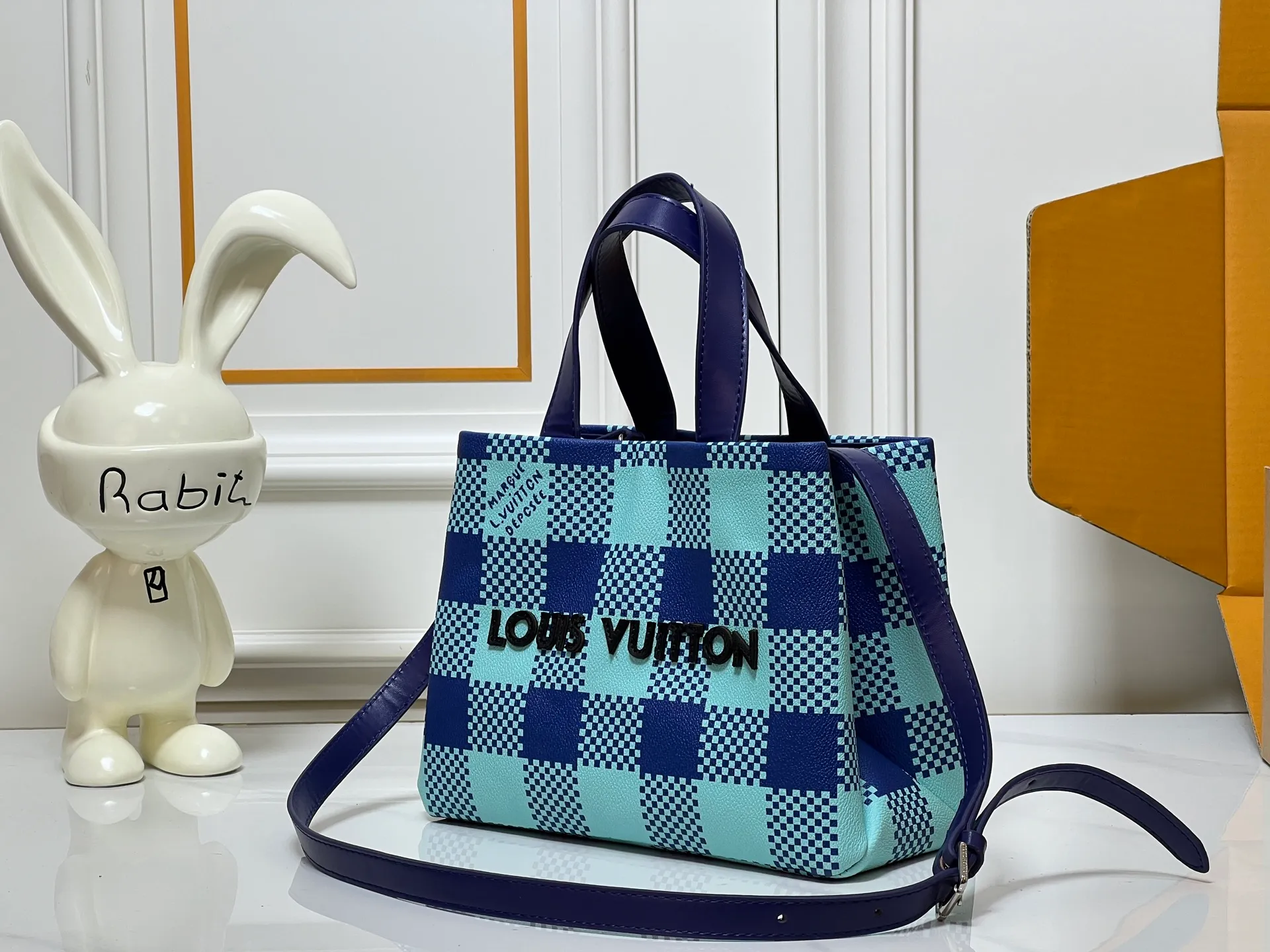 Batch 260💰M13940 Brown Grain Gradient Pink Gradient Blue Khaki Colored Plaid Black Plaid Presbyopia Orange Black Green Pink PHARREL and NIGO collection’s joint series Top original order This Shopper medium handbag draws inspiration from Louis Vuitton shopping bags, with the words Louis Vuitton and Maison Fondée En 1854 written on soft cow leather, with top handles and detachable shoulder straps. 25x19x11 • Cow leather • Cow leather trim • Textile lining • Metal hardware • Musketon closure • Main compartment • Zip pocket • Double patch pockets • Handles: Double handle