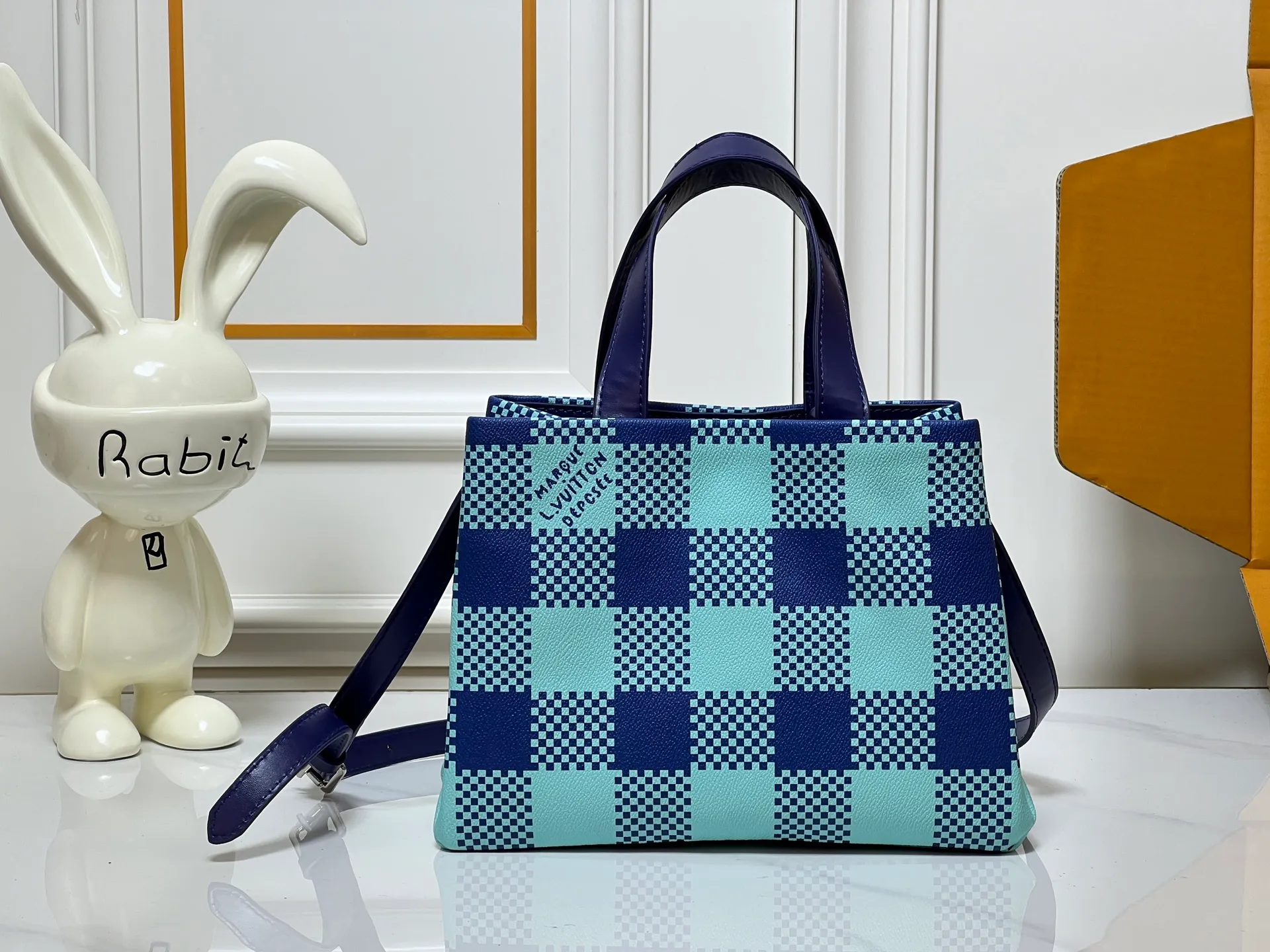 Batch 260💰M13940 Brown Grain Gradient Pink Gradient Blue Khaki Colored Plaid Black Plaid Presbyopia Orange Black Green Pink PHARREL and NIGO collection’s joint series Top original order This Shopper medium handbag draws inspiration from Louis Vuitton shopping bags, with the words Louis Vuitton and Maison Fondée En 1854 written on soft cow leather, with top handles and detachable shoulder straps. 25x19x11 • Cow leather • Cow leather trim • Textile lining • Metal hardware • Musketon closure • Main compartment • Zip pocket • Double patch pockets • Handles: Double handle