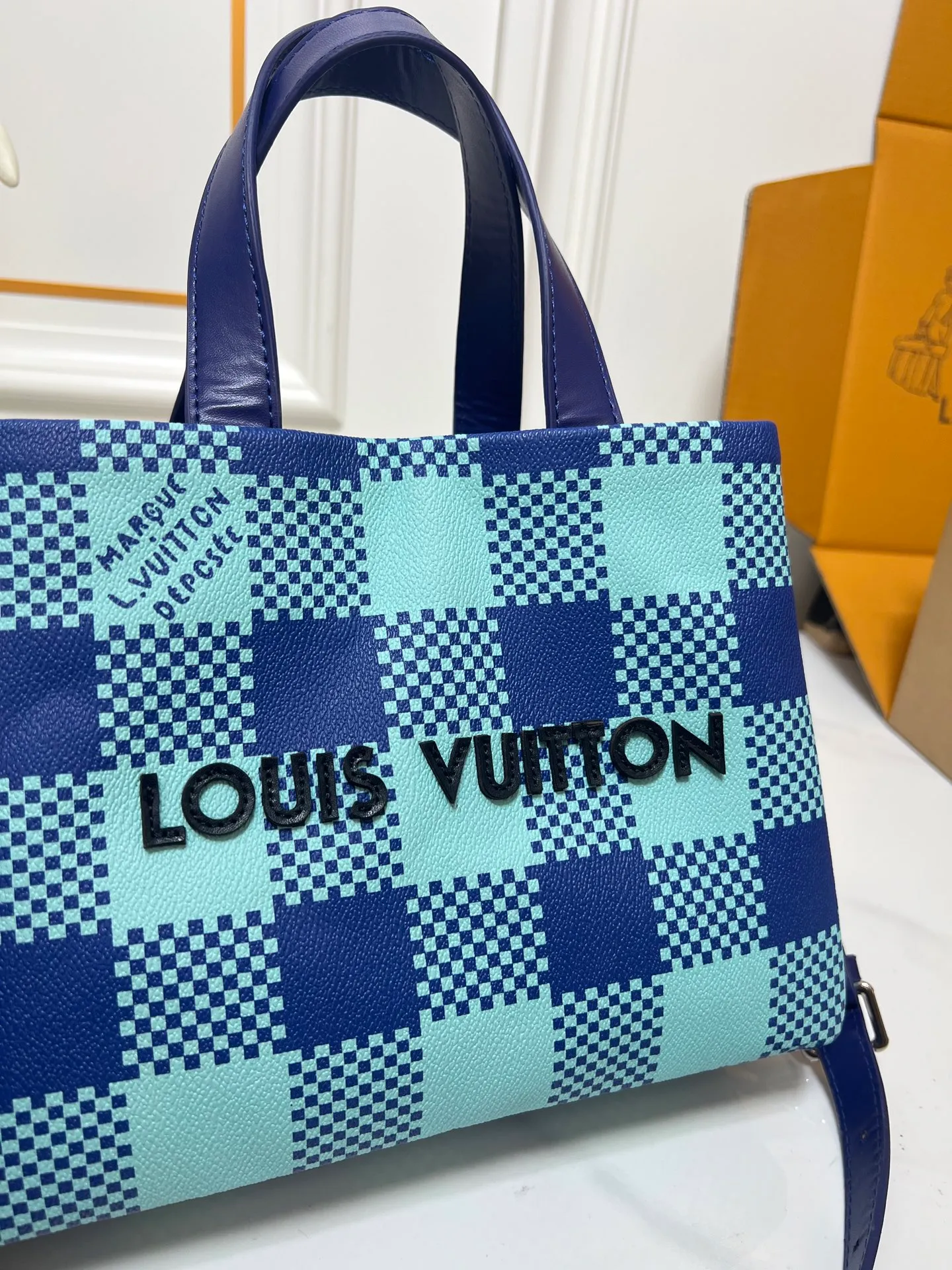 Batch 260💰M13940 Brown Grain Gradient Pink Gradient Blue Khaki Colored Plaid Black Plaid Presbyopia Orange Black Green Pink PHARREL and NIGO collection’s joint series Top original order This Shopper medium handbag draws inspiration from Louis Vuitton shopping bags, with the words Louis Vuitton and Maison Fondée En 1854 written on soft cow leather, with top handles and detachable shoulder straps. 25x19x11 • Cow leather • Cow leather trim • Textile lining • Metal hardware • Musketon closure • Main compartment • Zip pocket • Double patch pockets • Handles: Double handle