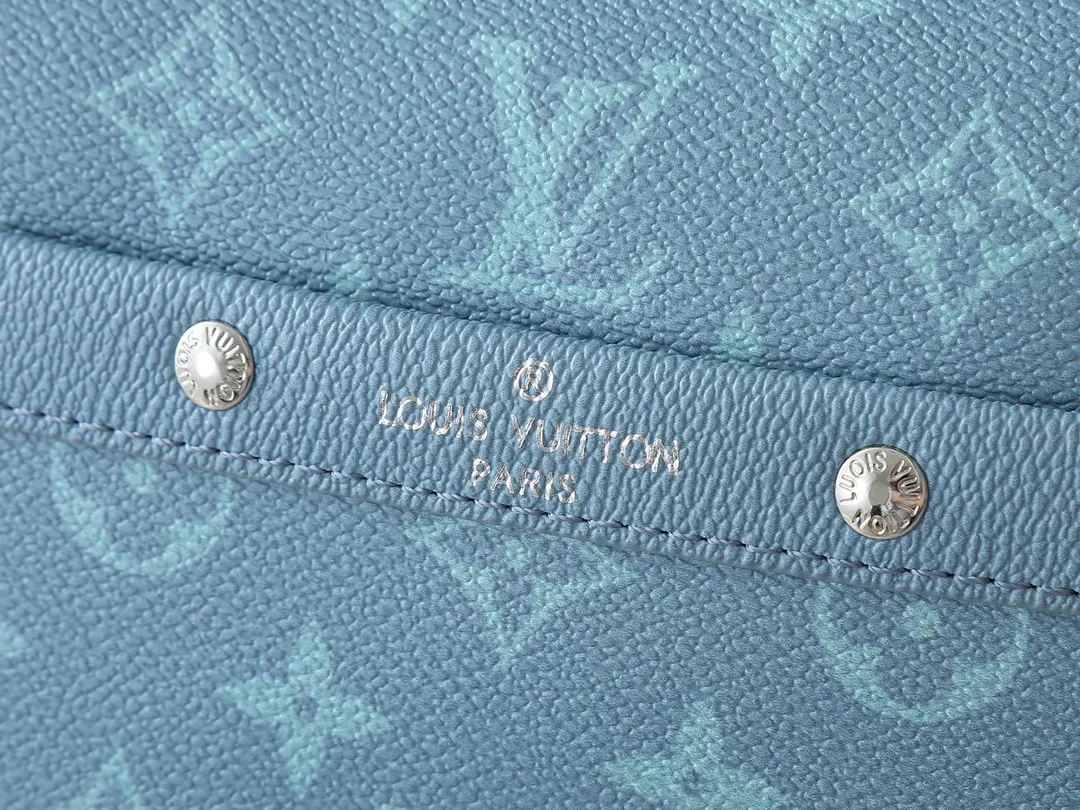 💰260💰Upgraded from the original M14073 M31069 M46955 M31014 M31016 nano alpha handbag, the monogram shadow leather is subtly embossed with the monogram pattern, making the compact structure show elegance. Black leather rivets with black floral pattern, two corners wrapped compartments on the front, box bag, camera bag, shoulder bag oo[handshake][handshake] rivet elements are marked with brand imprints, zipper compartments and external patch pockets are convenient for storing daily needs, and the detachable and adjustable leather shoulder strap allows for comfortable carrying. 24 x 16 x 8 cm (length x height x width)