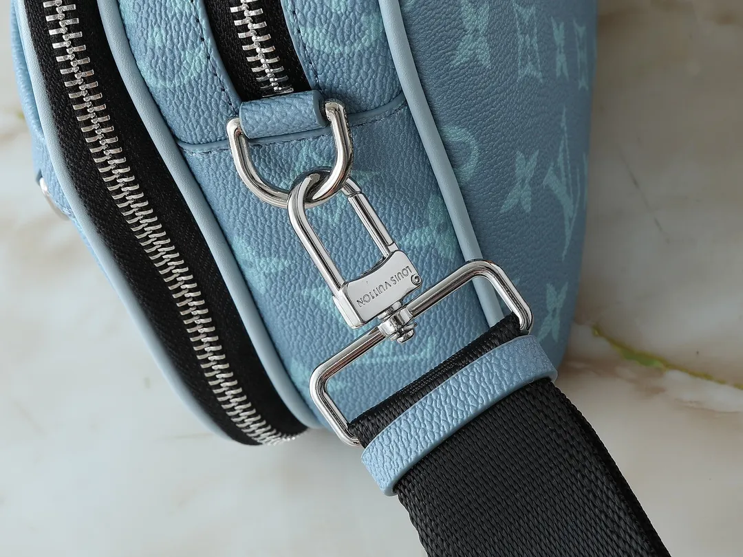 💰260💰Upgraded from the original M14073 M31069 M46955 M31014 M31016 nano alpha handbag, the monogram shadow leather is subtly embossed with the monogram pattern, making the compact structure show elegance. Black leather rivets with black floral pattern, two corners wrapped compartments on the front, box bag, camera bag, shoulder bag oo[handshake][handshake] rivet elements are marked with brand imprints, zipper compartments and external patch pockets are convenient for storing daily needs, and the detachable and adjustable leather shoulder strap allows for comfortable carrying. 24 x 16 x 8 cm (length x height x width)