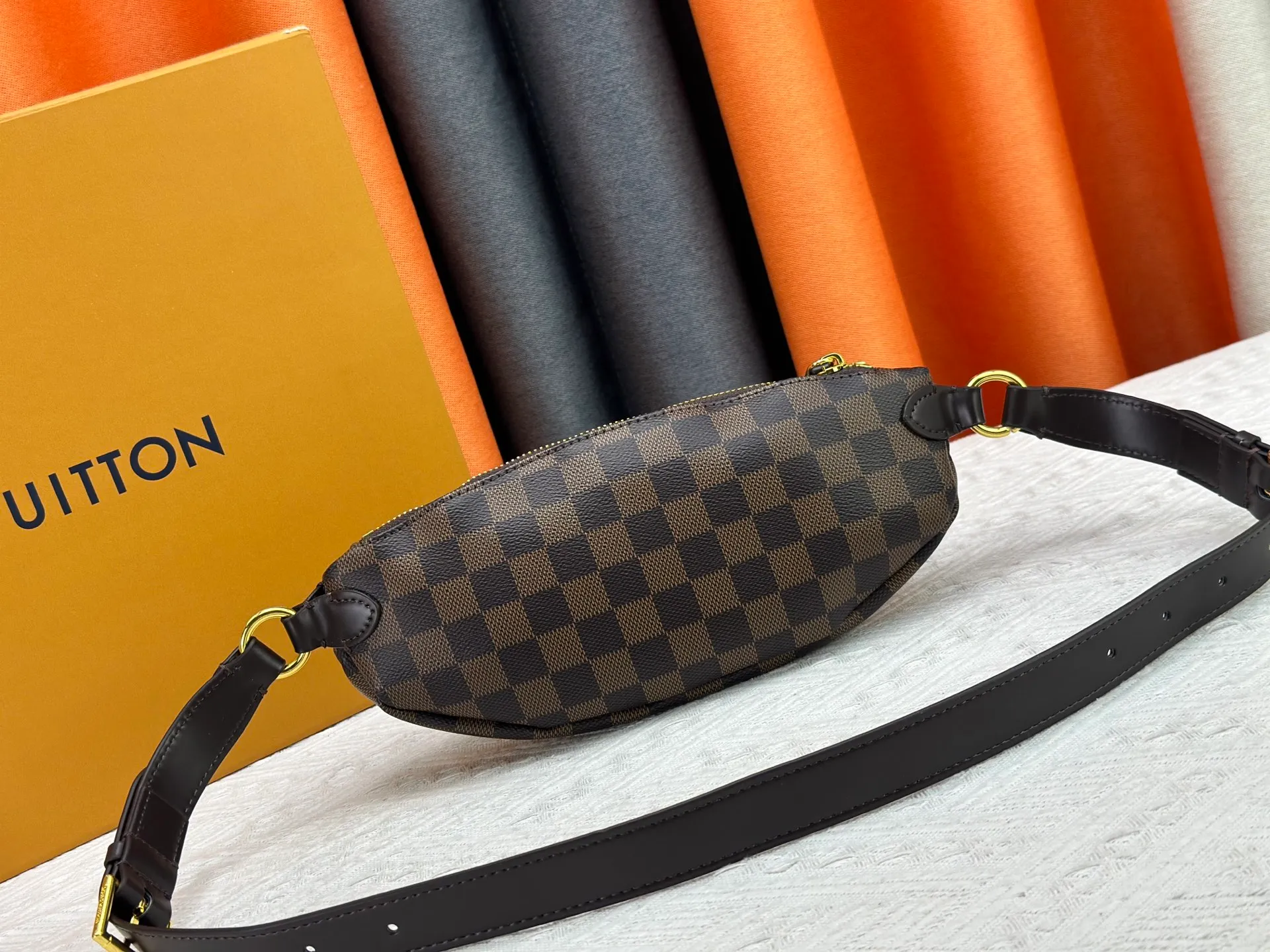 P220 upgraded original M14806 M00230 combines classic elements with new styles - checkerboard elements appear on dish-shaped waist bags and small square hand bags, which are both recognizable and fresh. Size 28-13-3