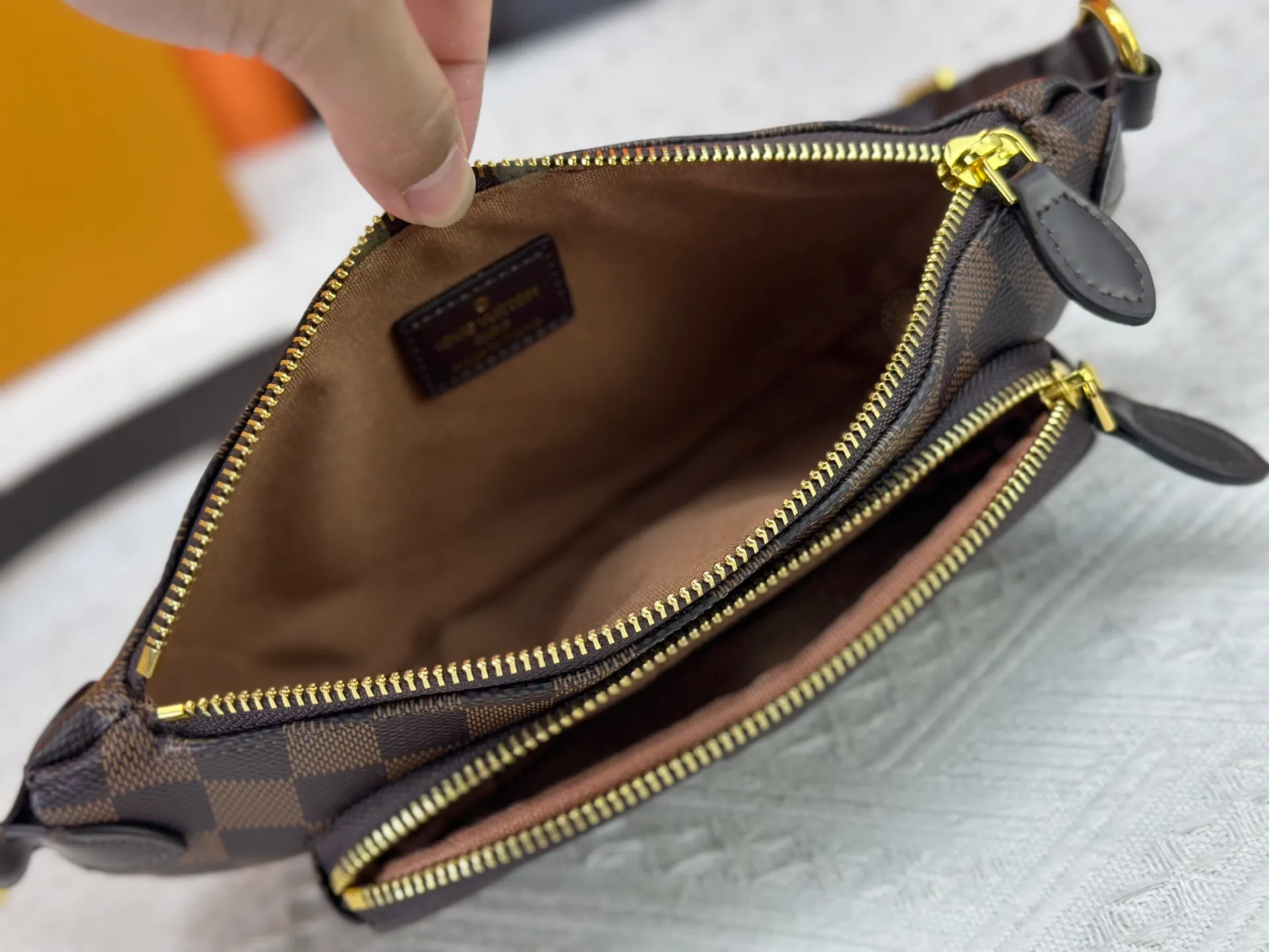 P220 upgraded original M14806 M00230 combines classic elements with new styles - checkerboard elements appear on dish-shaped waist bags and small square hand bags, which are both recognizable and fresh. Size 28-13-3