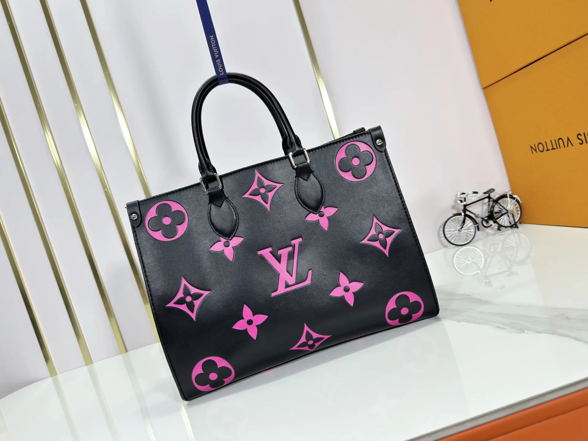 P240 Upgraded original M46833 ONTHEGO medium handbag M46834M45595 all black M45494 apricot print 45495 black print 45496 white print M46286 pink Monogram is full leather embossed silk screen white purple mommy bag shopping bag oo [handshake] [handshake] pattern printed and dyed first, then embossed, softer than grained cowhide Its ample interior can accommodate laptops and other office supplies. The long and short handles are convenient for carrying in the hand or on the shoulder. Size: 34x26x13cm