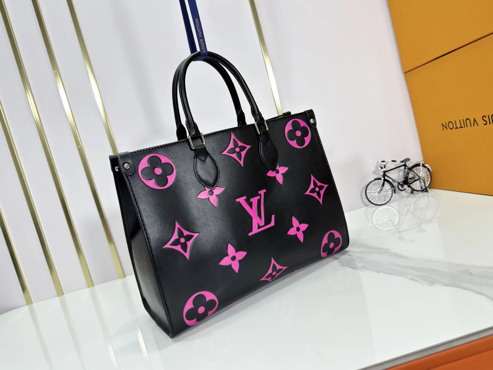 P240 Upgraded original M46833 ONTHEGO medium handbag M46834M45595 all black M45494 apricot print 45495 black print 45496 white print M46286 pink Monogram is full leather embossed silk screen white purple mommy bag shopping bag oo [handshake] [handshake] pattern printed and dyed first, then embossed, softer than grained cowhide Its ample interior can accommodate laptops and other office supplies. The long and short handles are convenient for carrying in the hand or on the shoulder. Size: 34x26x13cm