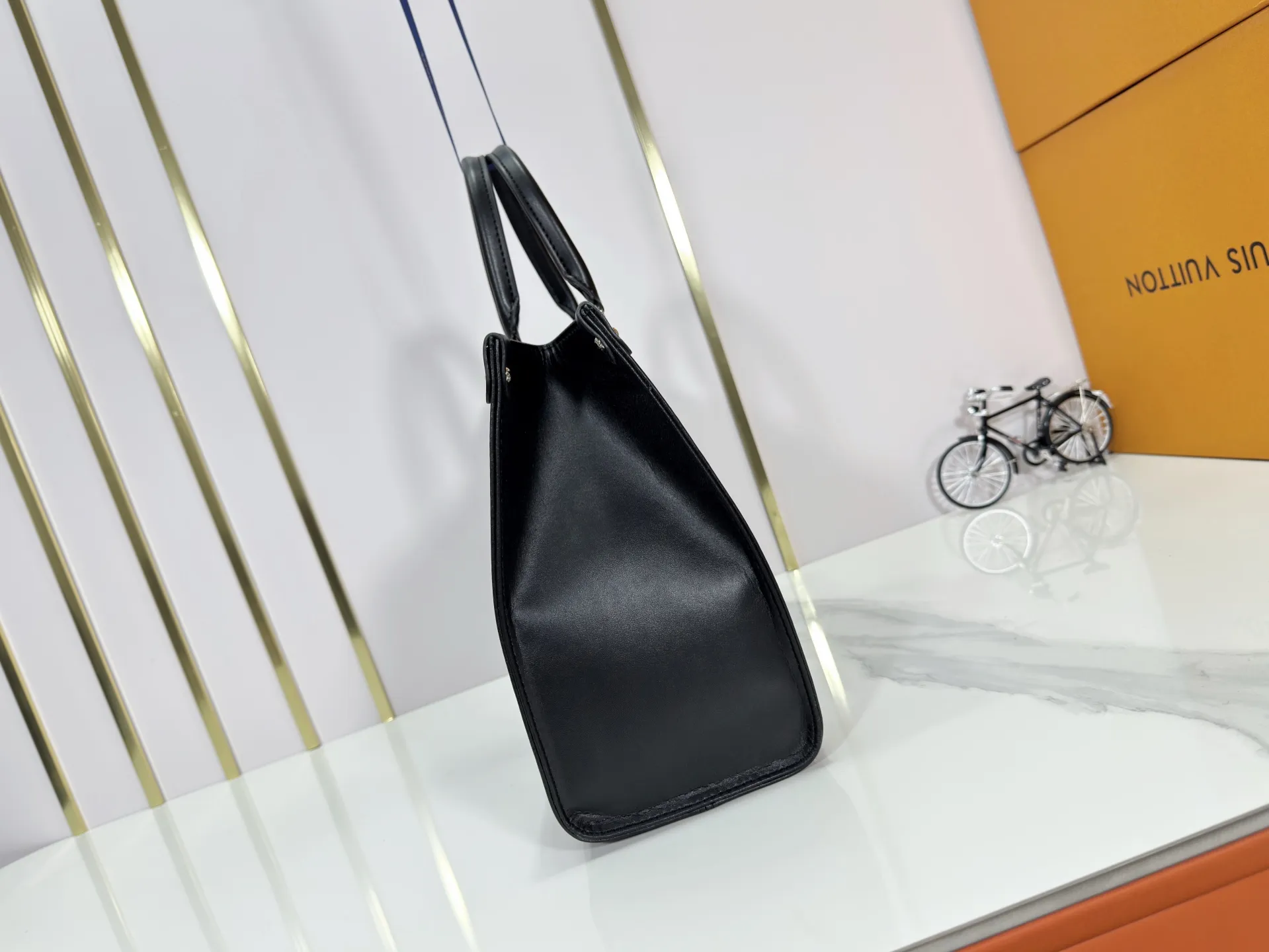 P240 Upgraded original M46833 ONTHEGO medium handbag M46834M45595 all black M45494 apricot print 45495 black print 45496 white print M46286 pink Monogram is full leather embossed silk screen white purple mommy bag shopping bag oo [handshake] [handshake] pattern printed and dyed first, then embossed, softer than grained cowhide Its ample interior can accommodate laptops and other office supplies. The long and short handles are convenient for carrying in the hand or on the shoulder. Size: 34x26x13cm