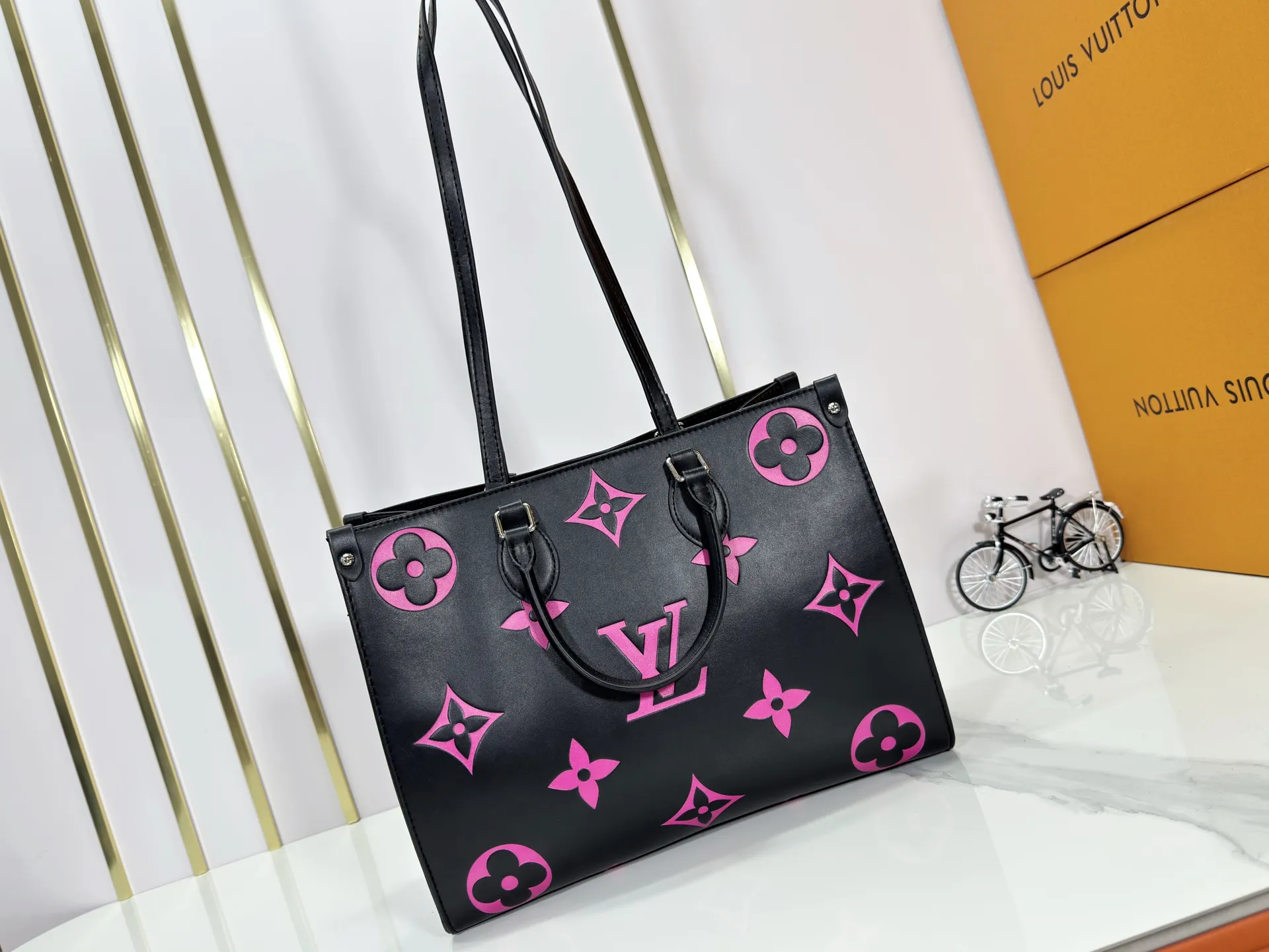 P240 Upgraded original M46833 ONTHEGO medium handbag M46834M45595 all black M45494 apricot print 45495 black print 45496 white print M46286 pink Monogram is full leather embossed silk screen white purple mommy bag shopping bag oo [handshake] [handshake] pattern printed and dyed first, then embossed, softer than grained cowhide Its ample interior can accommodate laptops and other office supplies. The long and short handles are convenient for carrying in the hand or on the shoulder. Size: 34x26x13cm