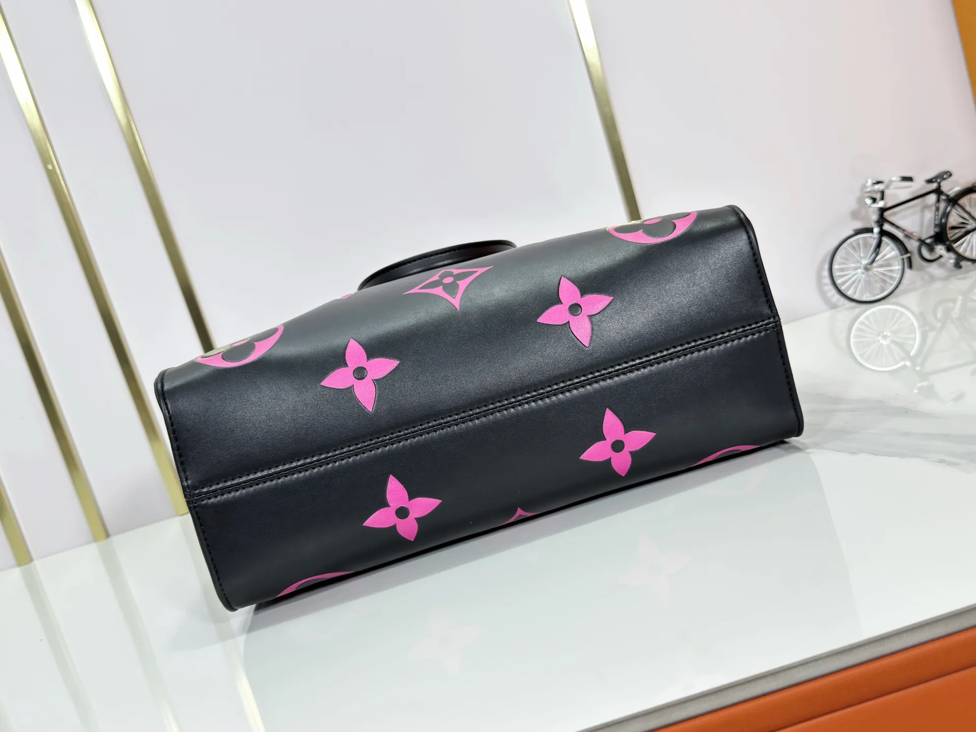 P240 Upgraded original M46833 ONTHEGO medium handbag M46834M45595 all black M45494 apricot print 45495 black print 45496 white print M46286 pink Monogram is full leather embossed silk screen white purple mommy bag shopping bag oo [handshake] [handshake] pattern printed and dyed first, then embossed, softer than grained cowhide Its ample interior can accommodate laptops and other office supplies. The long and short handles are convenient for carrying in the hand or on the shoulder. Size: 34x26x13cm