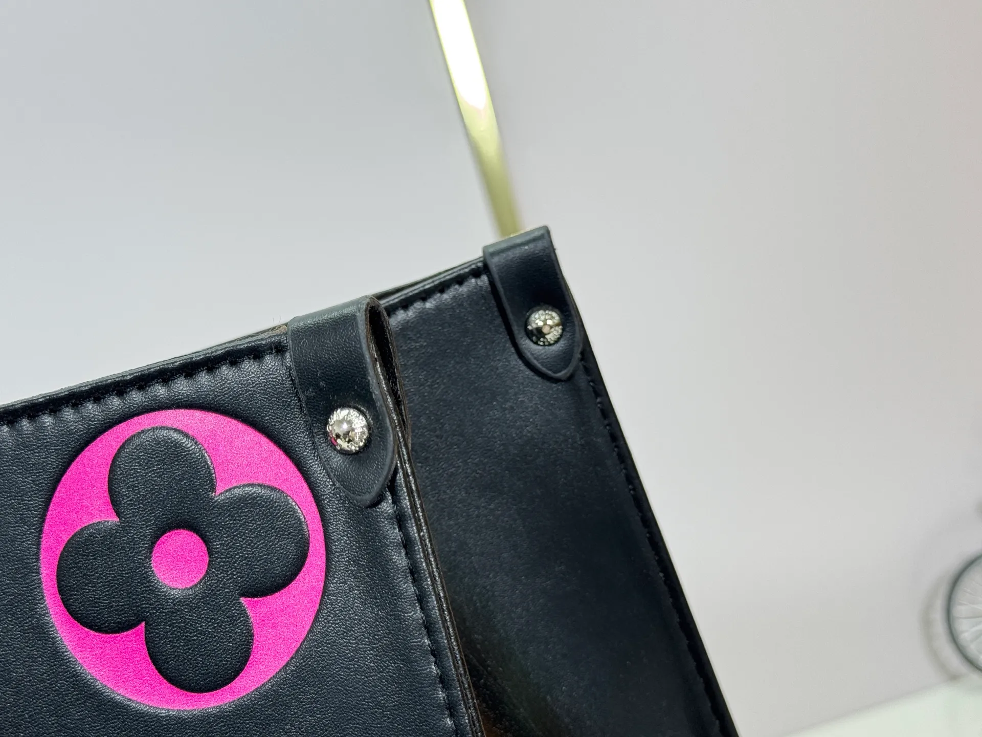 P240 Upgraded original M46833 ONTHEGO medium handbag M46834M45595 all black M45494 apricot print 45495 black print 45496 white print M46286 pink Monogram is full leather embossed silk screen white purple mommy bag shopping bag oo [handshake] [handshake] pattern printed and dyed first, then embossed, softer than grained cowhide Its ample interior can accommodate laptops and other office supplies. The long and short handles are convenient for carrying in the hand or on the shoulder. Size: 34x26x13cm