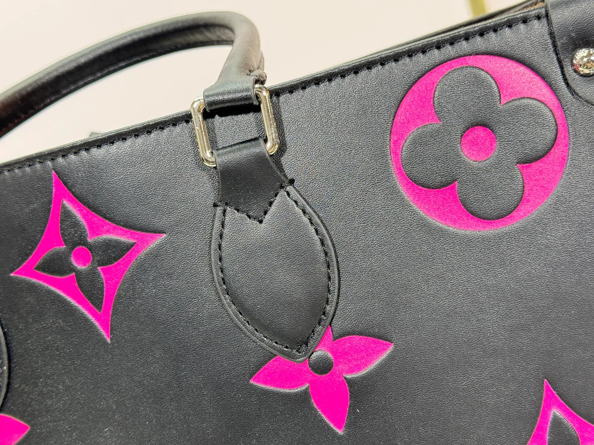 P240 Upgraded original M46833 ONTHEGO medium handbag M46834M45595 all black M45494 apricot print 45495 black print 45496 white print M46286 pink Monogram is full leather embossed silk screen white purple mommy bag shopping bag oo [handshake] [handshake] pattern printed and dyed first, then embossed, softer than grained cowhide Its ample interior can accommodate laptops and other office supplies. The long and short handles are convenient for carrying in the hand or on the shoulder. Size: 34x26x13cm