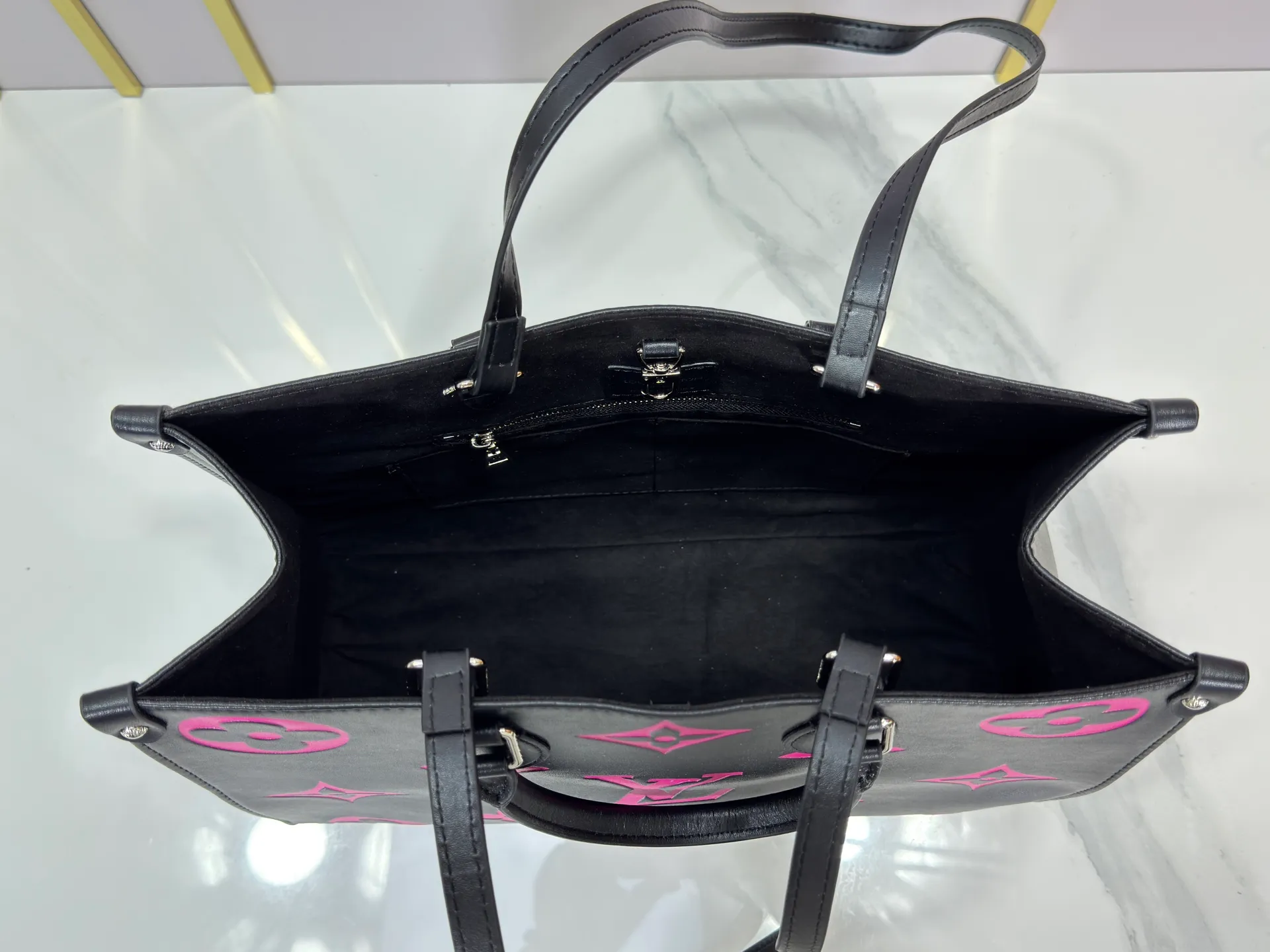 P240 Upgraded original M46833 ONTHEGO medium handbag M46834M45595 all black M45494 apricot print 45495 black print 45496 white print M46286 pink Monogram is full leather embossed silk screen white purple mommy bag shopping bag oo [handshake] [handshake] pattern printed and dyed first, then embossed, softer than grained cowhide Its ample interior can accommodate laptops and other office supplies. The long and short handles are convenient for carrying in the hand or on the shoulder. Size: 34x26x13cm