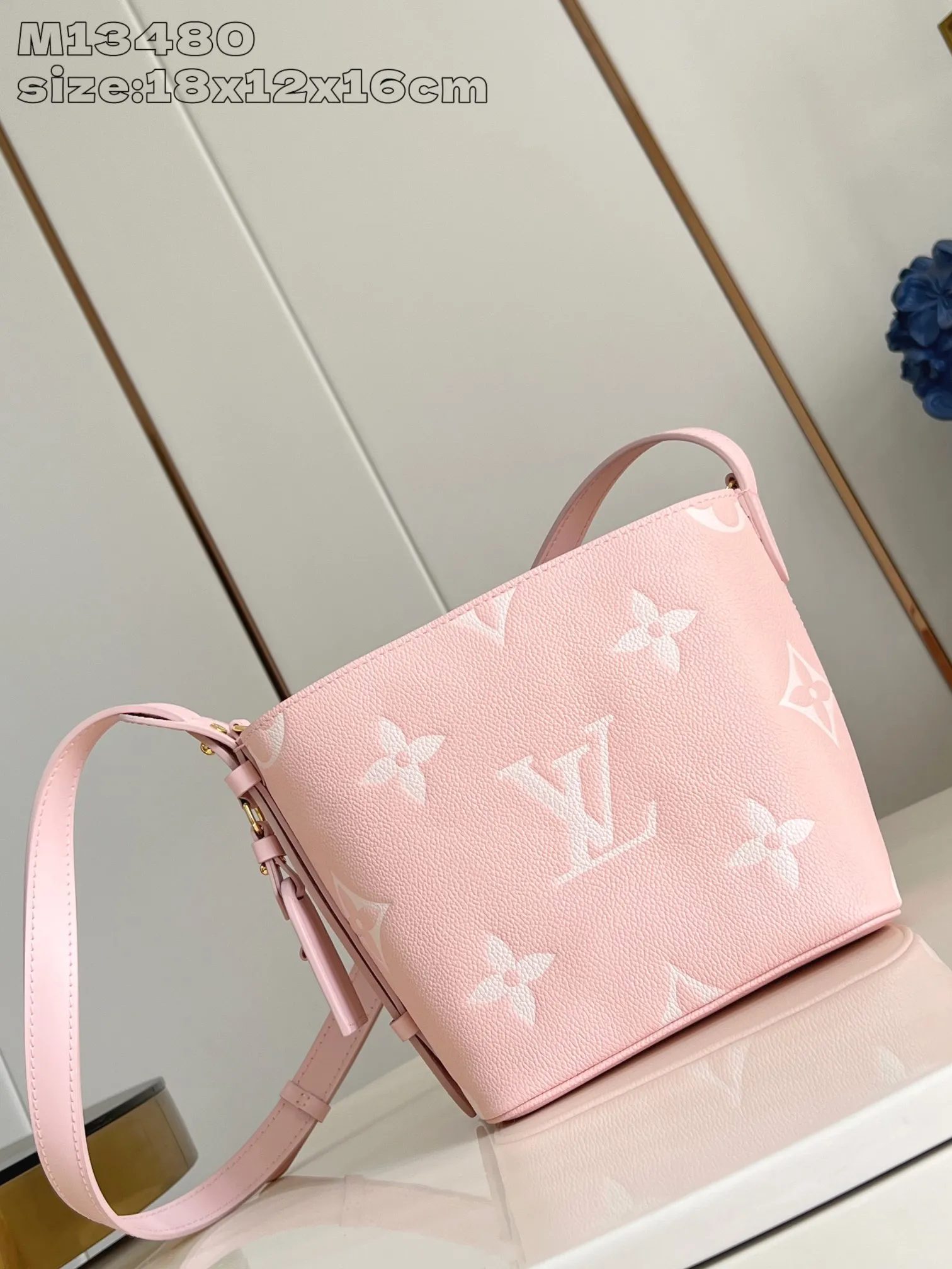 💰1020 (top layer leather) top-quality original individual real shot M13480 milkshake powder】M14356 This All In BB handbag is made of Monogram Empreinte leather with shiny metal parts, and the iconic padlock and nameplate highlight the classic style. The adjustable shoulder strap continues the brand's trunk-making heritage, and the leather shoulder strap adds cross-body and shoulder carry options. The foldable design enables the silhouette to be retracted and retracted freely, providing ample space for daily use. 18 x 12 x 16 cm (height x width x length)