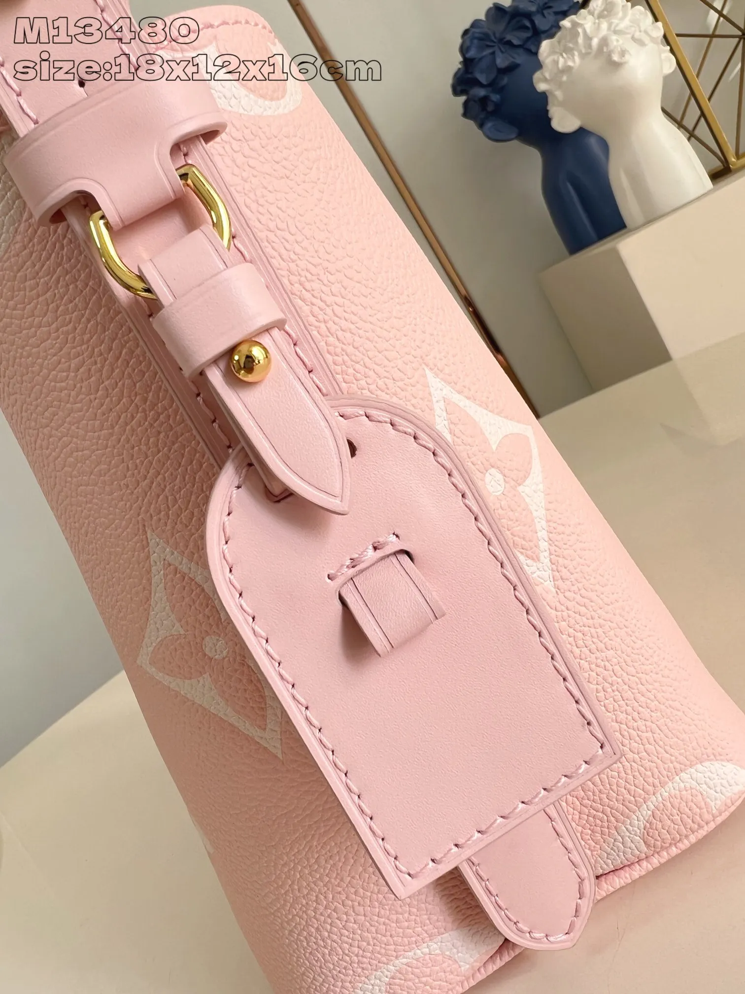 💰1020 (top layer leather) top-quality original individual real shot M13480 milkshake powder】M14356 This All In BB handbag is made of Monogram Empreinte leather with shiny metal parts, and the iconic padlock and nameplate highlight the classic style. The adjustable shoulder strap continues the brand's trunk-making heritage, and the leather shoulder strap adds cross-body and shoulder carry options. The foldable design enables the silhouette to be retracted and retracted freely, providing ample space for daily use. 18 x 12 x 16 cm (height x width x length)