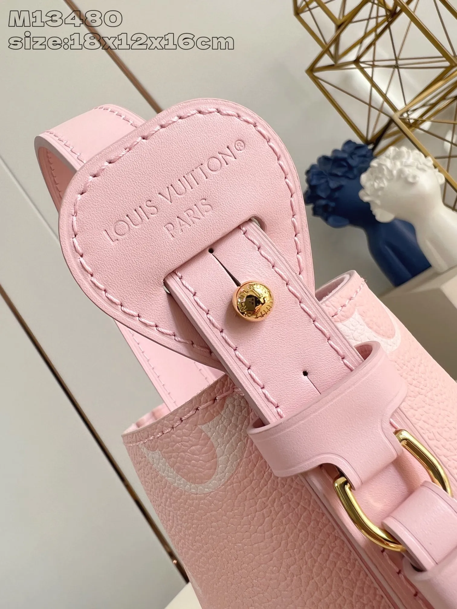 💰1020 (top layer leather) top-quality original individual real shot M13480 milkshake powder】M14356 This All In BB handbag is made of Monogram Empreinte leather with shiny metal parts, and the iconic padlock and nameplate highlight the classic style. The adjustable shoulder strap continues the brand's trunk-making heritage, and the leather shoulder strap adds cross-body and shoulder carry options. The foldable design enables the silhouette to be retracted and retracted freely, providing ample space for daily use. 18 x 12 x 16 cm (height x width x length)