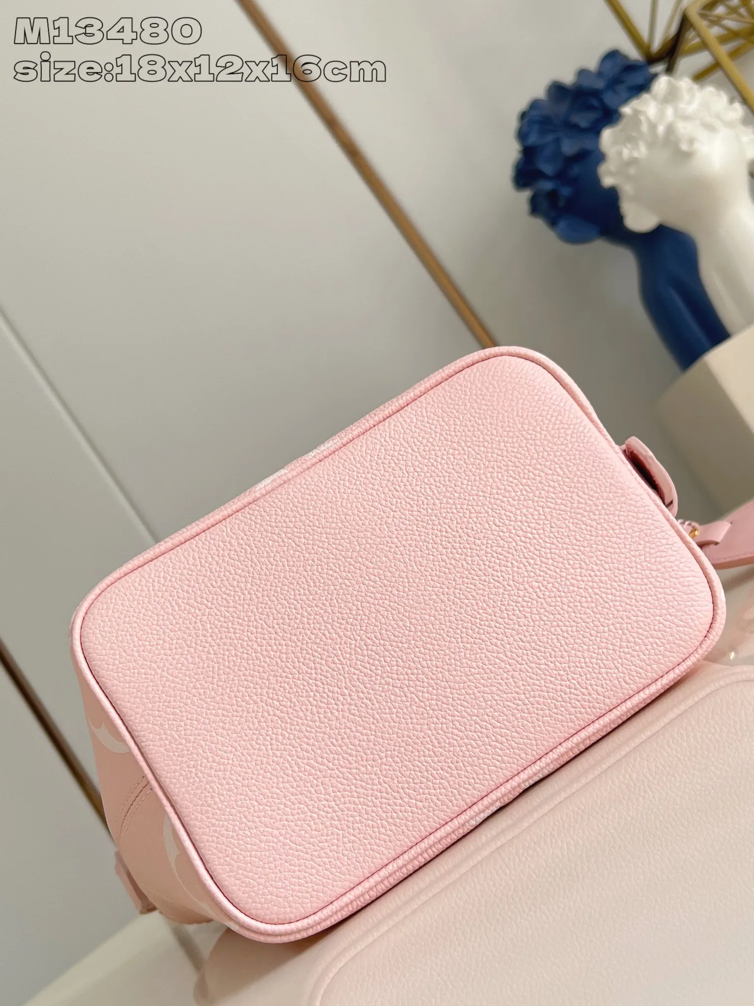 💰1020 (top layer leather) top-quality original individual real shot M13480 milkshake powder】M14356 This All In BB handbag is made of Monogram Empreinte leather with shiny metal parts, and the iconic padlock and nameplate highlight the classic style. The adjustable shoulder strap continues the brand's trunk-making heritage, and the leather shoulder strap adds cross-body and shoulder carry options. The foldable design enables the silhouette to be retracted and retracted freely, providing ample space for daily use. 18 x 12 x 16 cm (height x width x length)