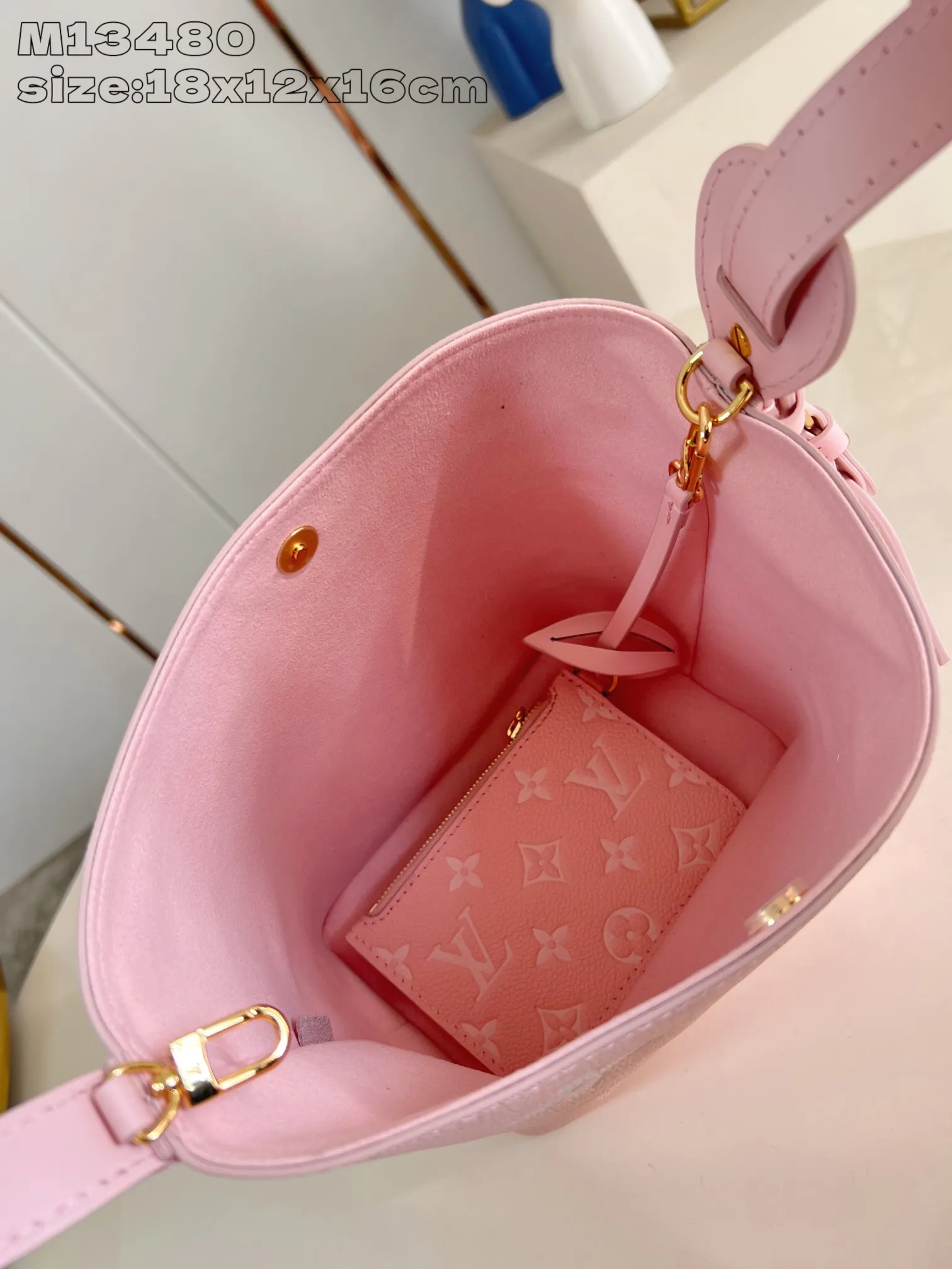 💰1020 (top layer leather) top-quality original individual real shot M13480 milkshake powder】M14356 This All In BB handbag is made of Monogram Empreinte leather with shiny metal parts, and the iconic padlock and nameplate highlight the classic style. The adjustable shoulder strap continues the brand's trunk-making heritage, and the leather shoulder strap adds cross-body and shoulder carry options. The foldable design enables the silhouette to be retracted and retracted freely, providing ample space for daily use. 18 x 12 x 16 cm (height x width x length)