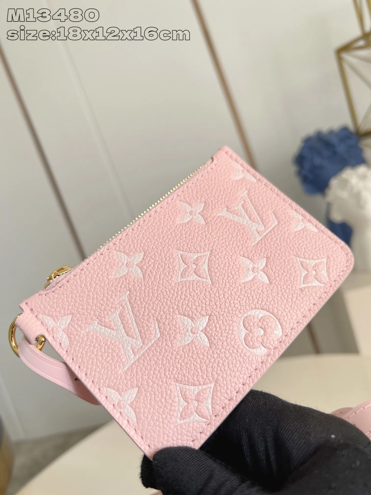 💰1020 (top layer leather) top-quality original individual real shot M13480 milkshake powder】M14356 This All In BB handbag is made of Monogram Empreinte leather with shiny metal parts, and the iconic padlock and nameplate highlight the classic style. The adjustable shoulder strap continues the brand's trunk-making heritage, and the leather shoulder strap adds cross-body and shoulder carry options. The foldable design enables the silhouette to be retracted and retracted freely, providing ample space for daily use. 18 x 12 x 16 cm (height x width x length)