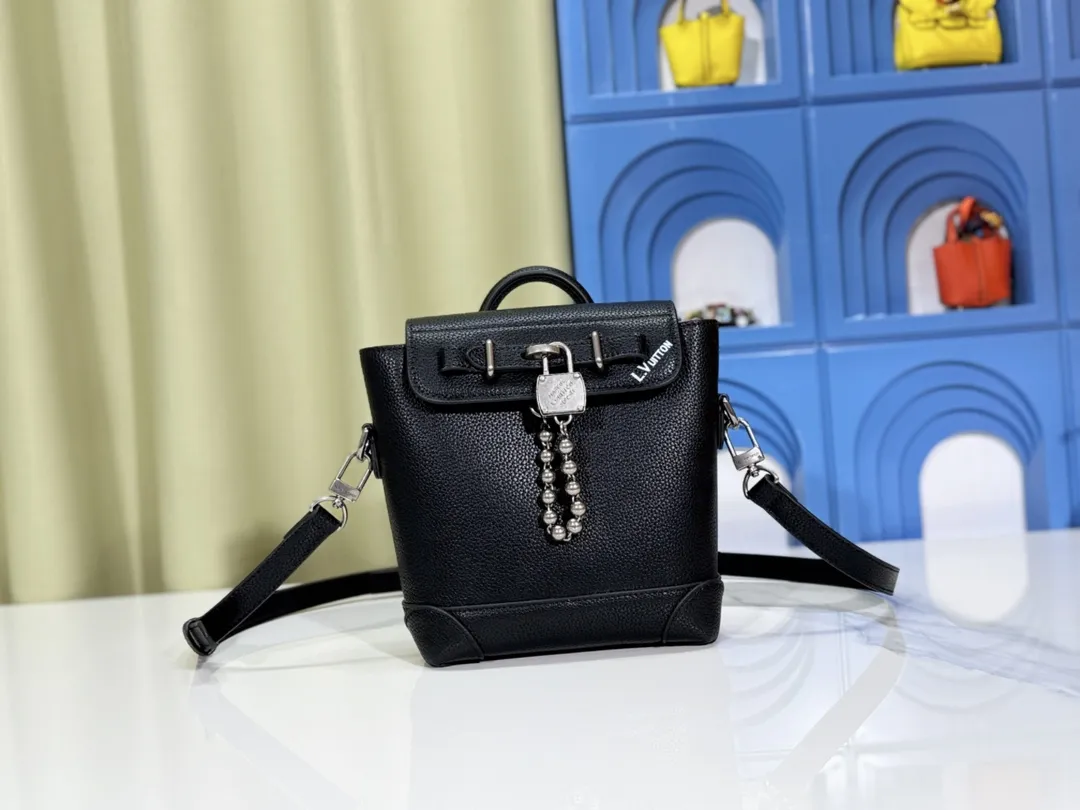 P260💰Upgraded from the original M11630 M11607 M11533 This Steamer 15 handbag makes the wallet size present the trendy configuration of the Steamer handbag, and then continues the traditional elements with the top handle, reinforced corners and base, showing Pharrell Williams' smart ingenuity. A non-functional padlock expresses the Louis Vuitton Marque Déposée logo, replacing the series' usual chain and pin closures. Dimensions: 16.5 x 20 x 8.5 cm (length x height x width)