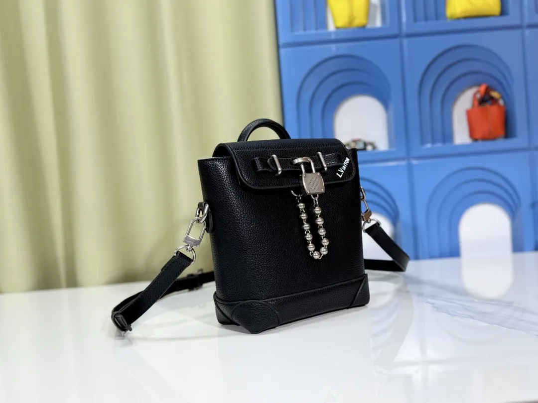 P260💰Upgraded from the original M11630 M11607 M11533 This Steamer 15 handbag makes the wallet size present the trendy configuration of the Steamer handbag, and then continues the traditional elements with the top handle, reinforced corners and base, showing Pharrell Williams' smart ingenuity. A non-functional padlock expresses the Louis Vuitton Marque Déposée logo, replacing the series' usual chain and pin closures. Dimensions: 16.5 x 20 x 8.5 cm (length x height x width)