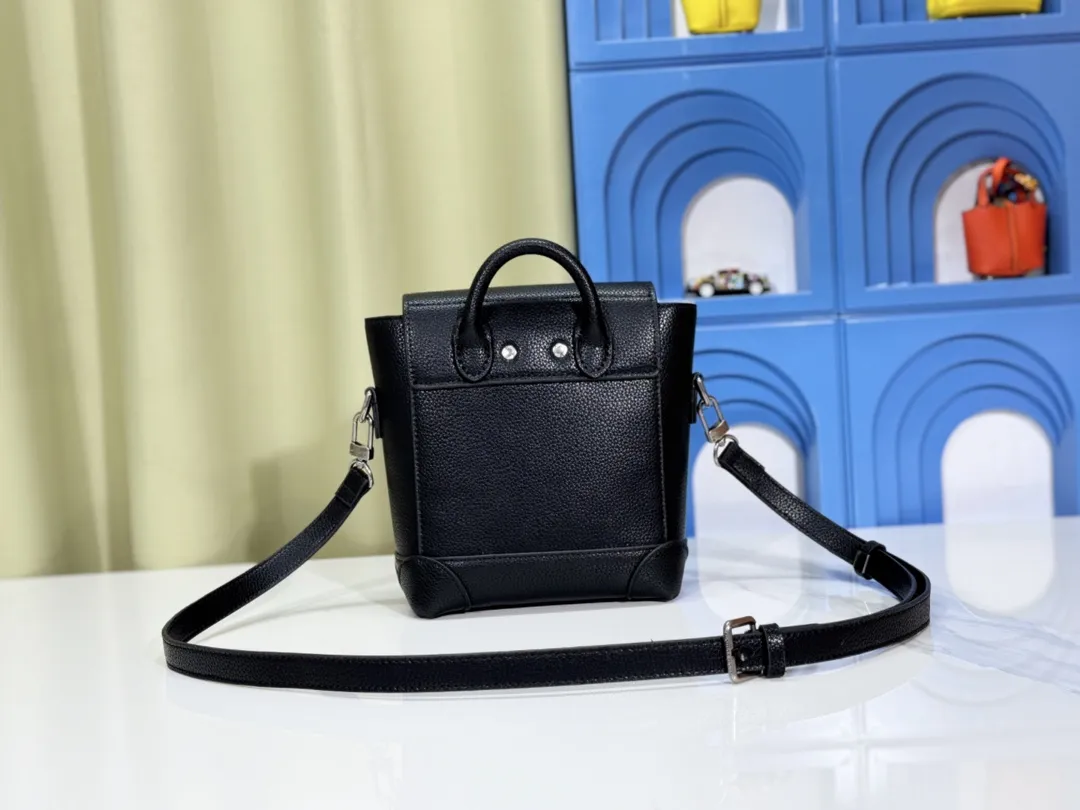 P260💰Upgraded from the original M11630 M11607 M11533 This Steamer 15 handbag makes the wallet size present the trendy configuration of the Steamer handbag, and then continues the traditional elements with the top handle, reinforced corners and base, showing Pharrell Williams' smart ingenuity. A non-functional padlock expresses the Louis Vuitton Marque Déposée logo, replacing the series' usual chain and pin closures. Dimensions: 16.5 x 20 x 8.5 cm (length x height x width)