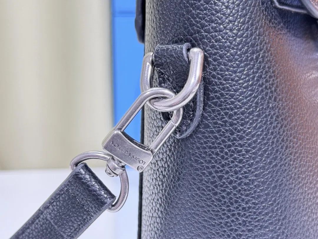 P260💰Upgraded from the original M11630 M11607 M11533 This Steamer 15 handbag makes the wallet size present the trendy configuration of the Steamer handbag, and then continues the traditional elements with the top handle, reinforced corners and base, showing Pharrell Williams' smart ingenuity. A non-functional padlock expresses the Louis Vuitton Marque Déposée logo, replacing the series' usual chain and pin closures. Dimensions: 16.5 x 20 x 8.5 cm (length x height x width)
