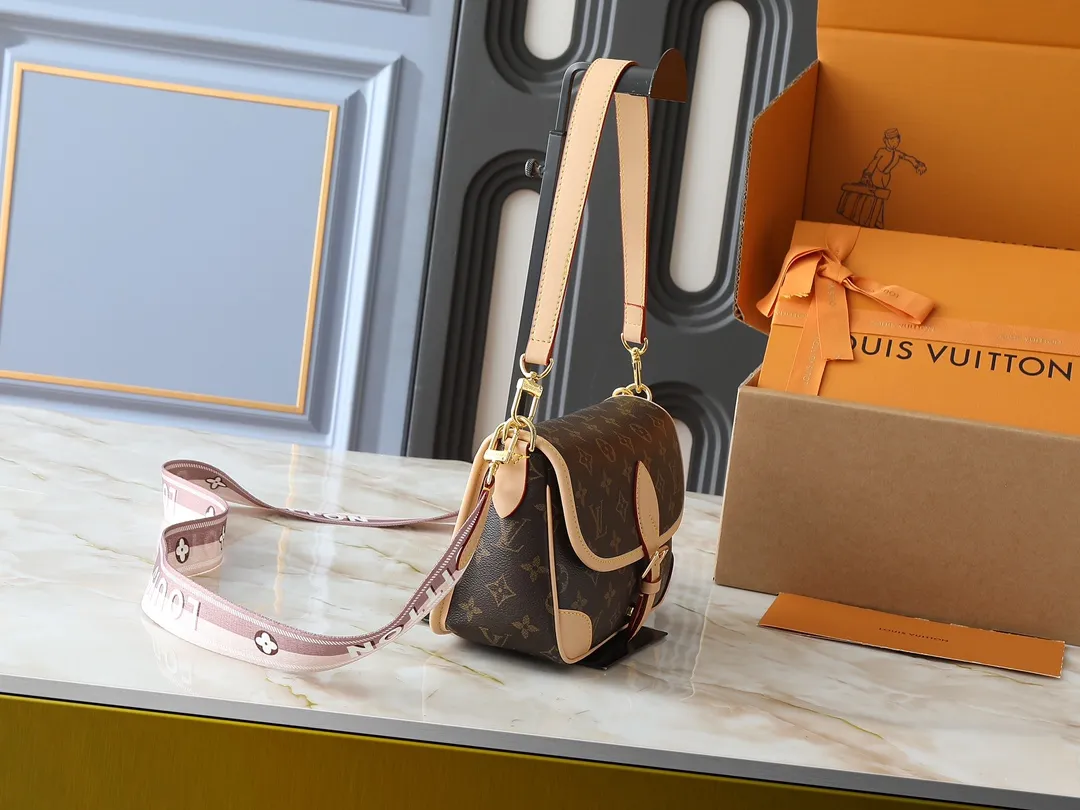💰220💰Upgraded original M46583 M46584 M46386 M46388 M45985 all-leather baguette series new Diane handbag Diane satchel is made of Monogram Empreinte, made of the brand's iconic embossed leather. This versatile bag comes with a removable leather shoulder strap that can be worn on the shoulder or by hand, as well as a wide removable full leather crossbody bag with 'Louis Vuitton' printed strap. This versatile bag can be styled in chic or sporty fashion to match the overall style or mood. Dimensions: 25.0 × 9.0 × 15.0 cm
