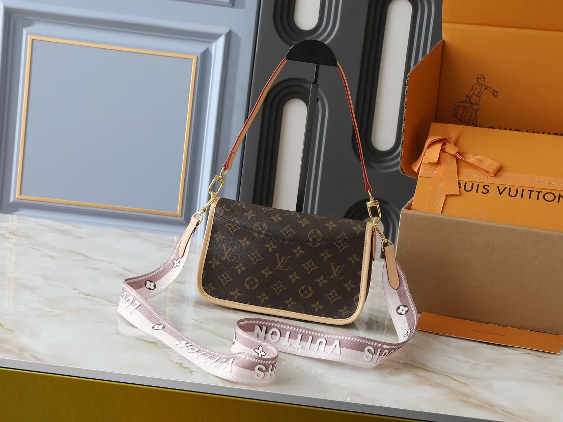 💰220💰Upgraded original M46583 M46584 M46386 M46388 M45985 all-leather baguette series new Diane handbag Diane satchel is made of Monogram Empreinte, made of the brand's iconic embossed leather. This versatile bag comes with a removable leather shoulder strap that can be worn on the shoulder or by hand, as well as a wide removable full leather crossbody bag with 'Louis Vuitton' printed strap. This versatile bag can be styled in chic or sporty fashion to match the overall style or mood. Dimensions: 25.0 × 9.0 × 15.0 cm