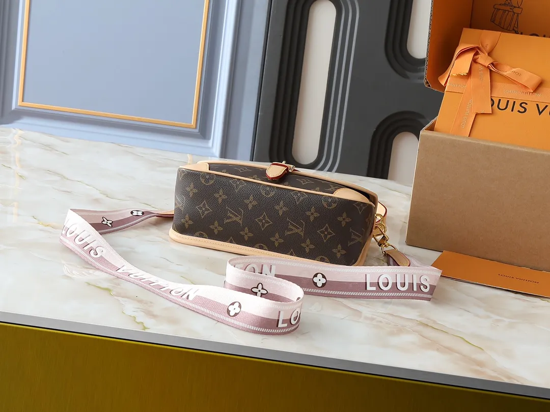 💰220💰Upgraded original M46583 M46584 M46386 M46388 M45985 all-leather baguette series new Diane handbag Diane satchel is made of Monogram Empreinte, made of the brand's iconic embossed leather. This versatile bag comes with a removable leather shoulder strap that can be worn on the shoulder or by hand, as well as a wide removable full leather crossbody bag with 'Louis Vuitton' printed strap. This versatile bag can be styled in chic or sporty fashion to match the overall style or mood. Dimensions: 25.0 × 9.0 × 15.0 cm