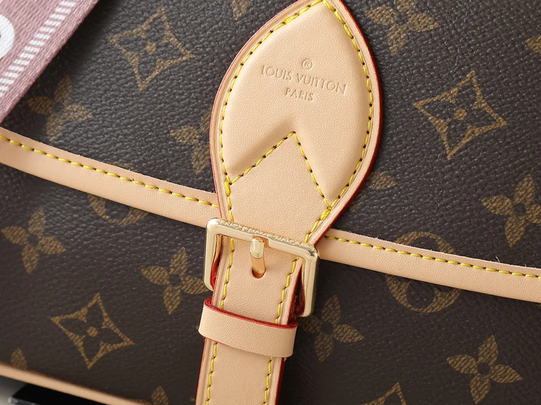 💰220💰Upgraded original M46583 M46584 M46386 M46388 M45985 all-leather baguette series new Diane handbag Diane satchel is made of Monogram Empreinte, made of the brand's iconic embossed leather. This versatile bag comes with a removable leather shoulder strap that can be worn on the shoulder or by hand, as well as a wide removable full leather crossbody bag with 'Louis Vuitton' printed strap. This versatile bag can be styled in chic or sporty fashion to match the overall style or mood. Dimensions: 25.0 × 9.0 × 15.0 cm