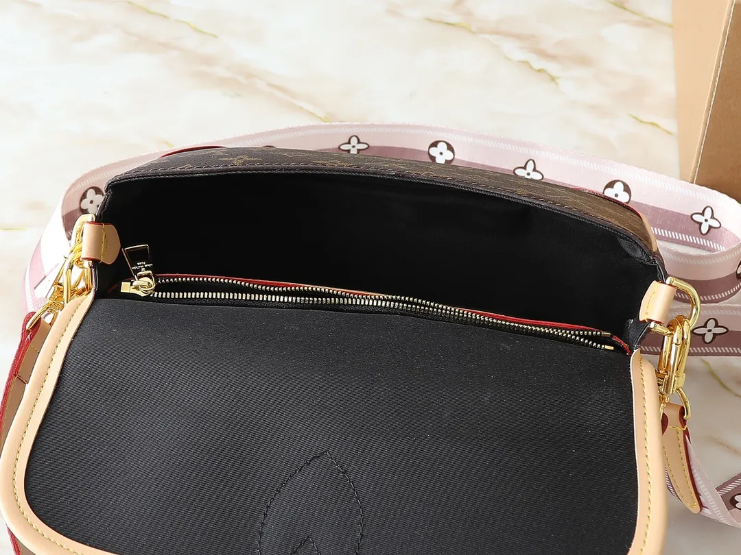 💰220💰Upgraded original M46583 M46584 M46386 M46388 M45985 all-leather baguette series new Diane handbag Diane satchel is made of Monogram Empreinte, made of the brand's iconic embossed leather. This versatile bag comes with a removable leather shoulder strap that can be worn on the shoulder or by hand, as well as a wide removable full leather crossbody bag with 'Louis Vuitton' printed strap. This versatile bag can be styled in chic or sporty fashion to match the overall style or mood. Dimensions: 25.0 × 9.0 × 15.0 cm