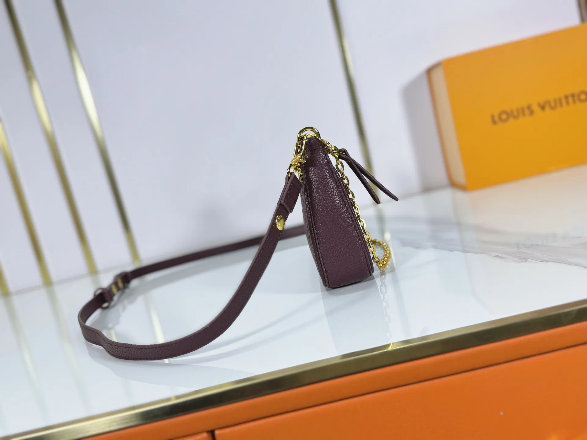 P180 Upgraded original M81066 M80349 M14421 M81862 M13614 This Easy Pouch handbag is decorated with classic Monogram pattern on the leather body and incorporates dazzling metal parts such as D-rings, making it a perfect choice for day and night travel. The compact shape is suitable for daily needs, and the detachable shoulder strap and chain allow for a variety of carrying methods. Dimensions: 19.0 x 11.5 x 3.0 cm (length x height x width)