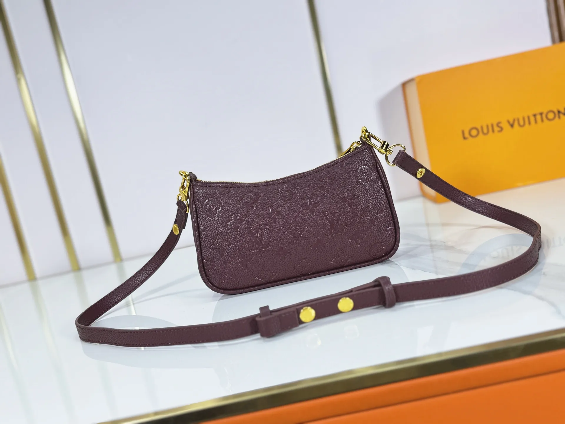 P180 Upgraded original M81066 M80349 M14421 M81862 M13614 This Easy Pouch handbag is decorated with classic Monogram pattern on the leather body and incorporates dazzling metal parts such as D-rings, making it a perfect choice for day and night travel. The compact shape is suitable for daily needs, and the detachable shoulder strap and chain allow for a variety of carrying methods. Dimensions: 19.0 x 11.5 x 3.0 cm (length x height x width)